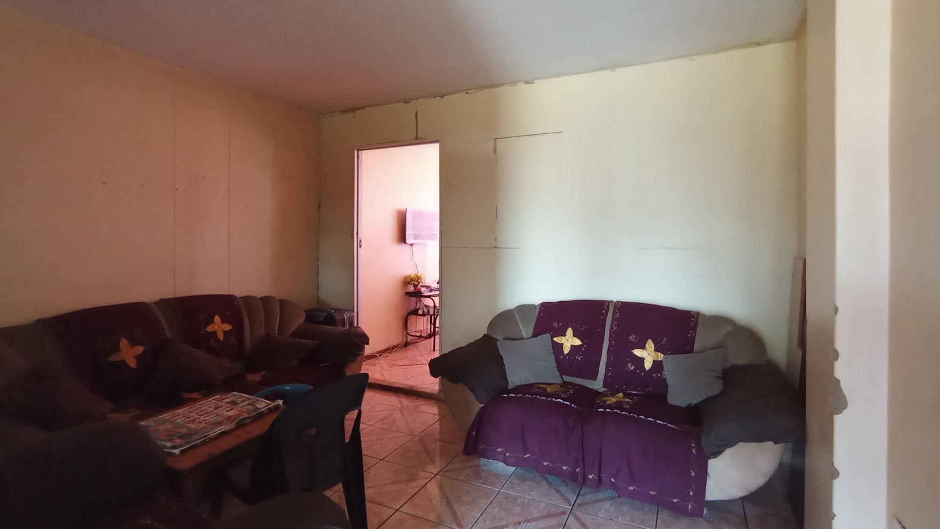 Lounges - 13 square meters of property in Sunnyside