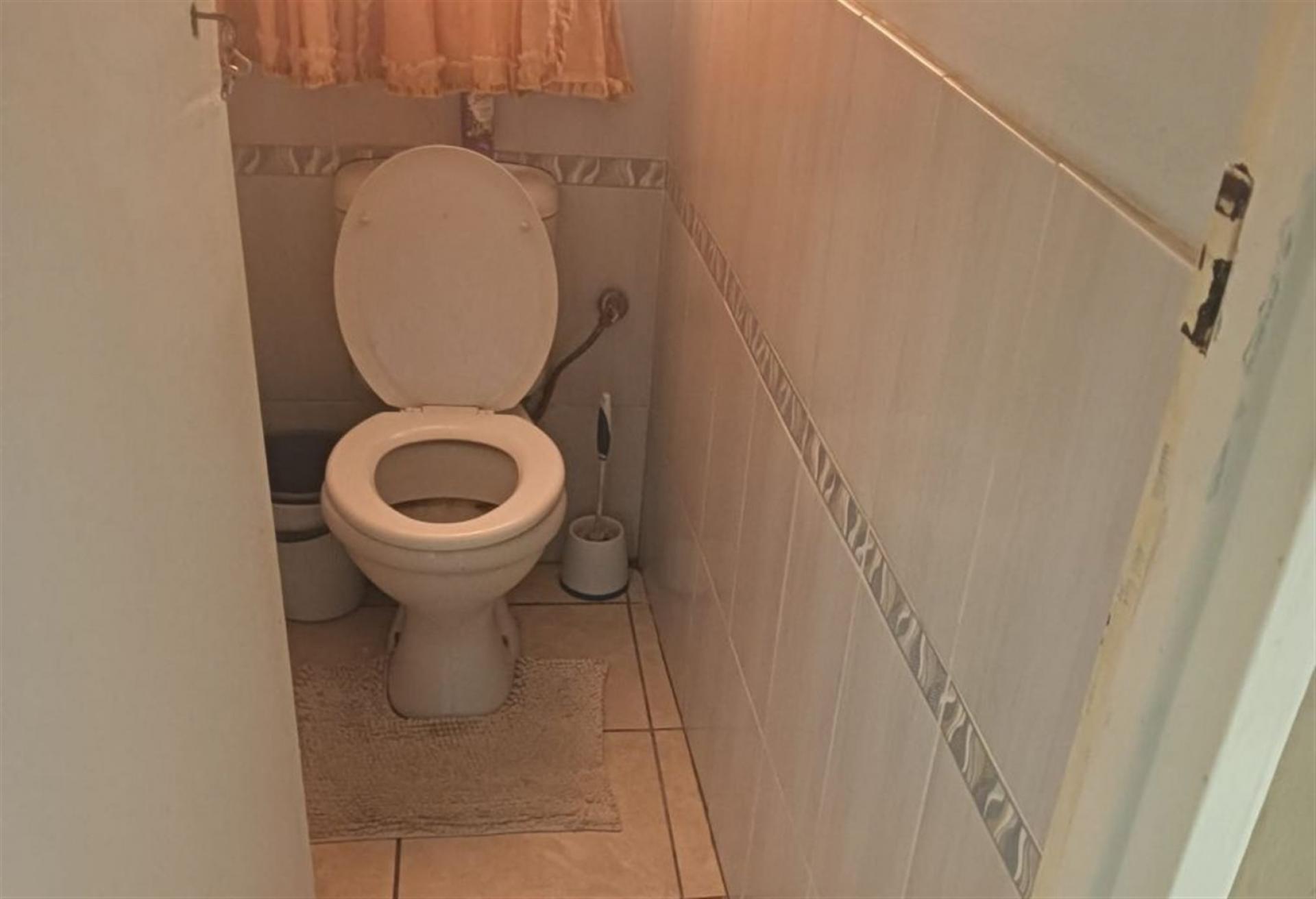 Bathroom 1 of property in Guguletu