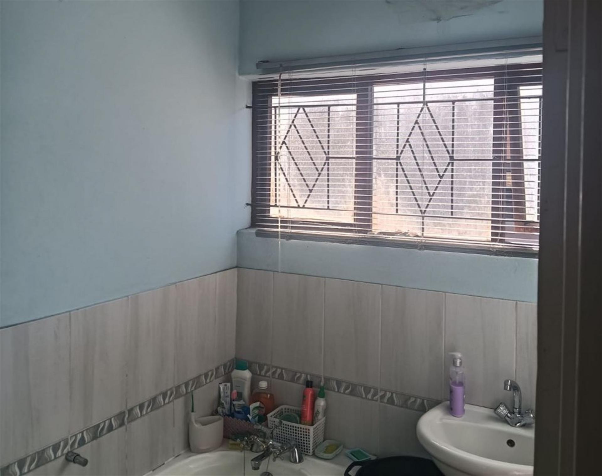Bathroom 1 of property in Guguletu