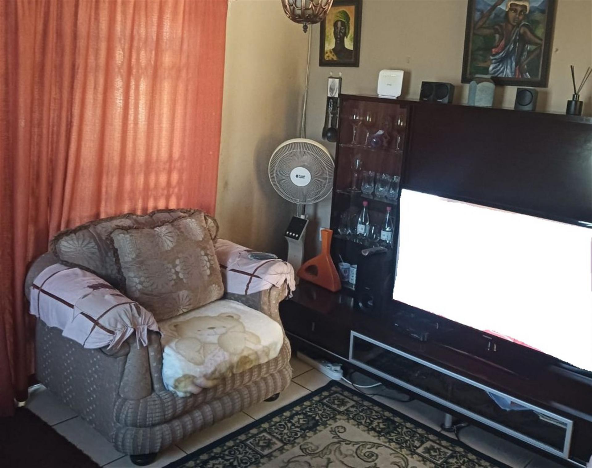 Lounges of property in Guguletu