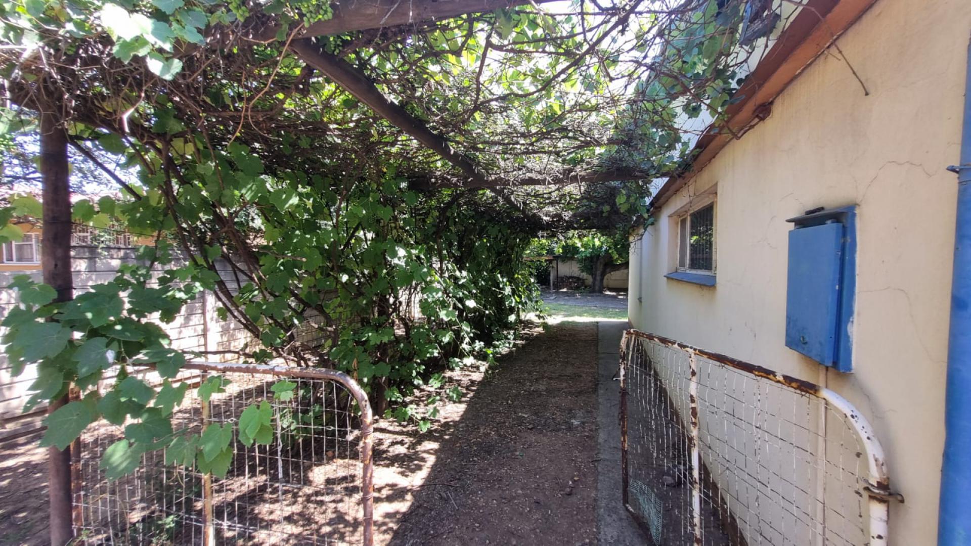 Spaces of property in Delmas