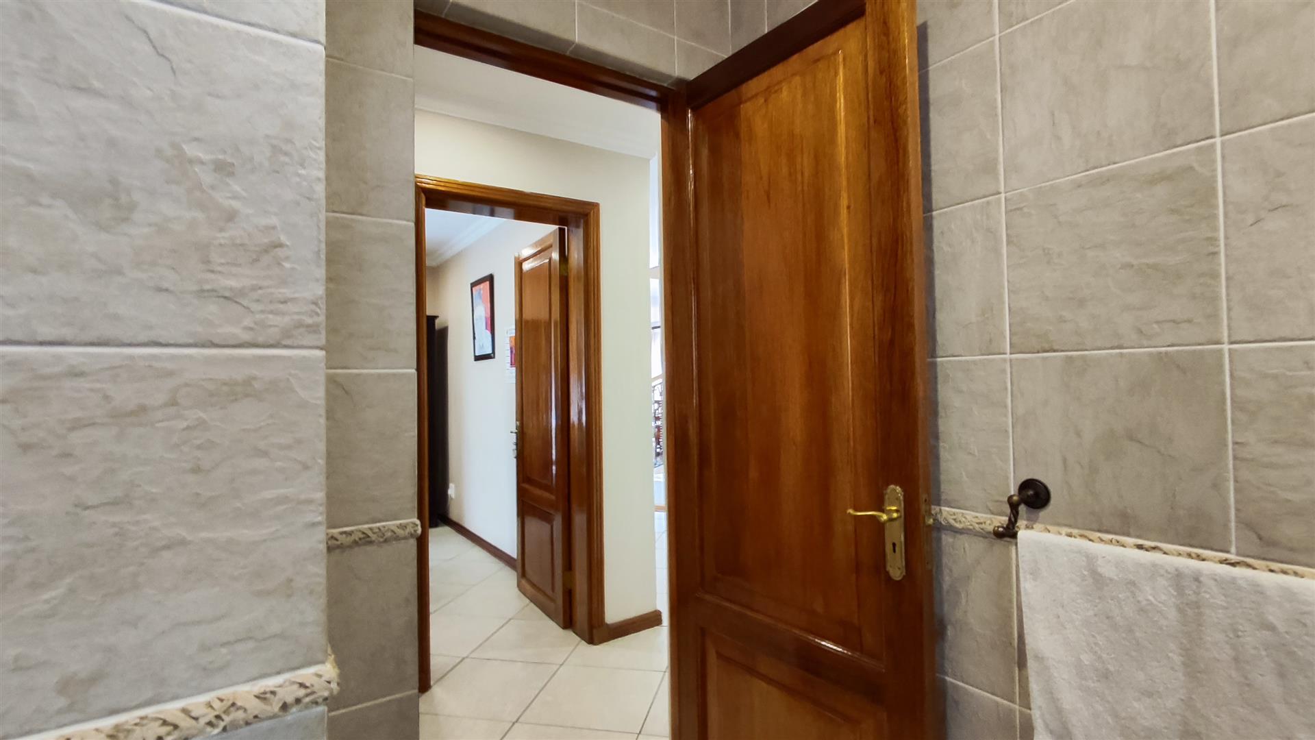Bathroom 1 - 5 square meters of property in Bedfordview