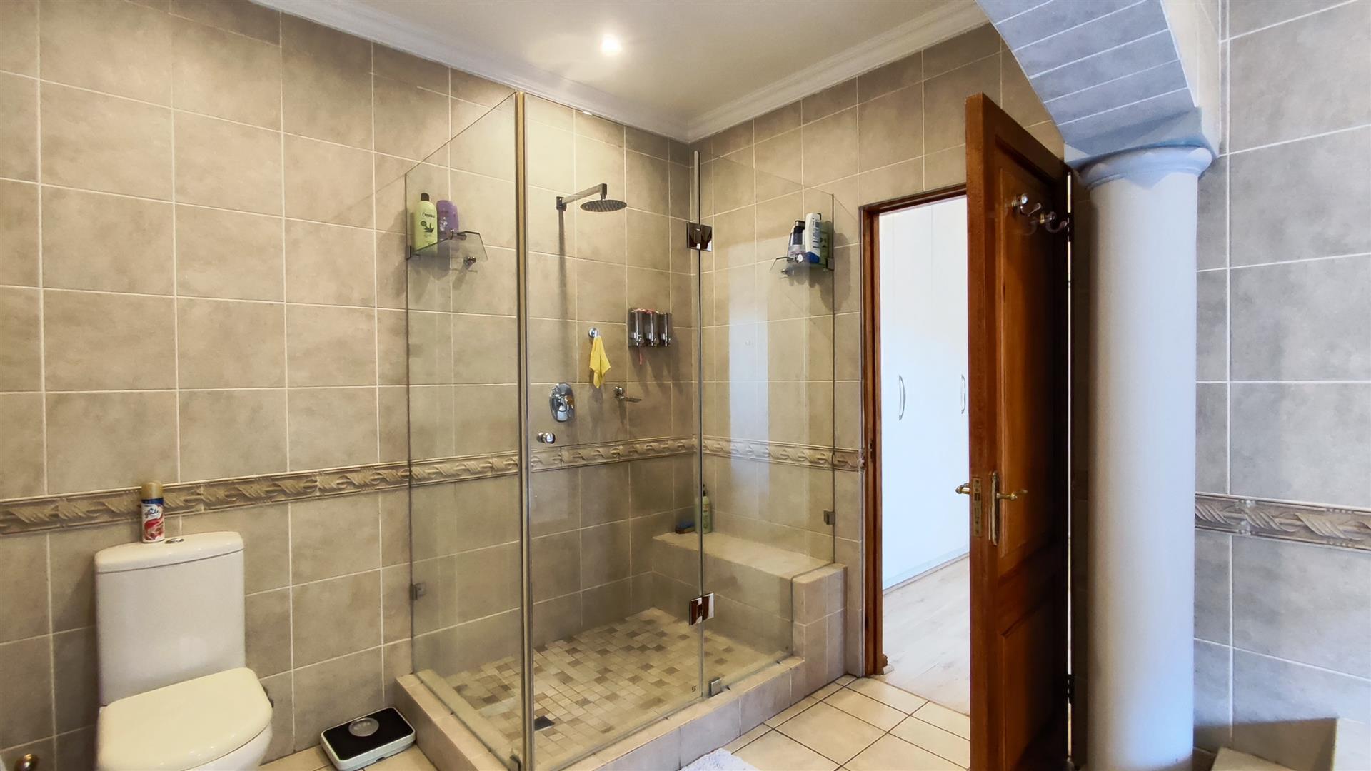 Main Bathroom - 16 square meters of property in Bedfordview