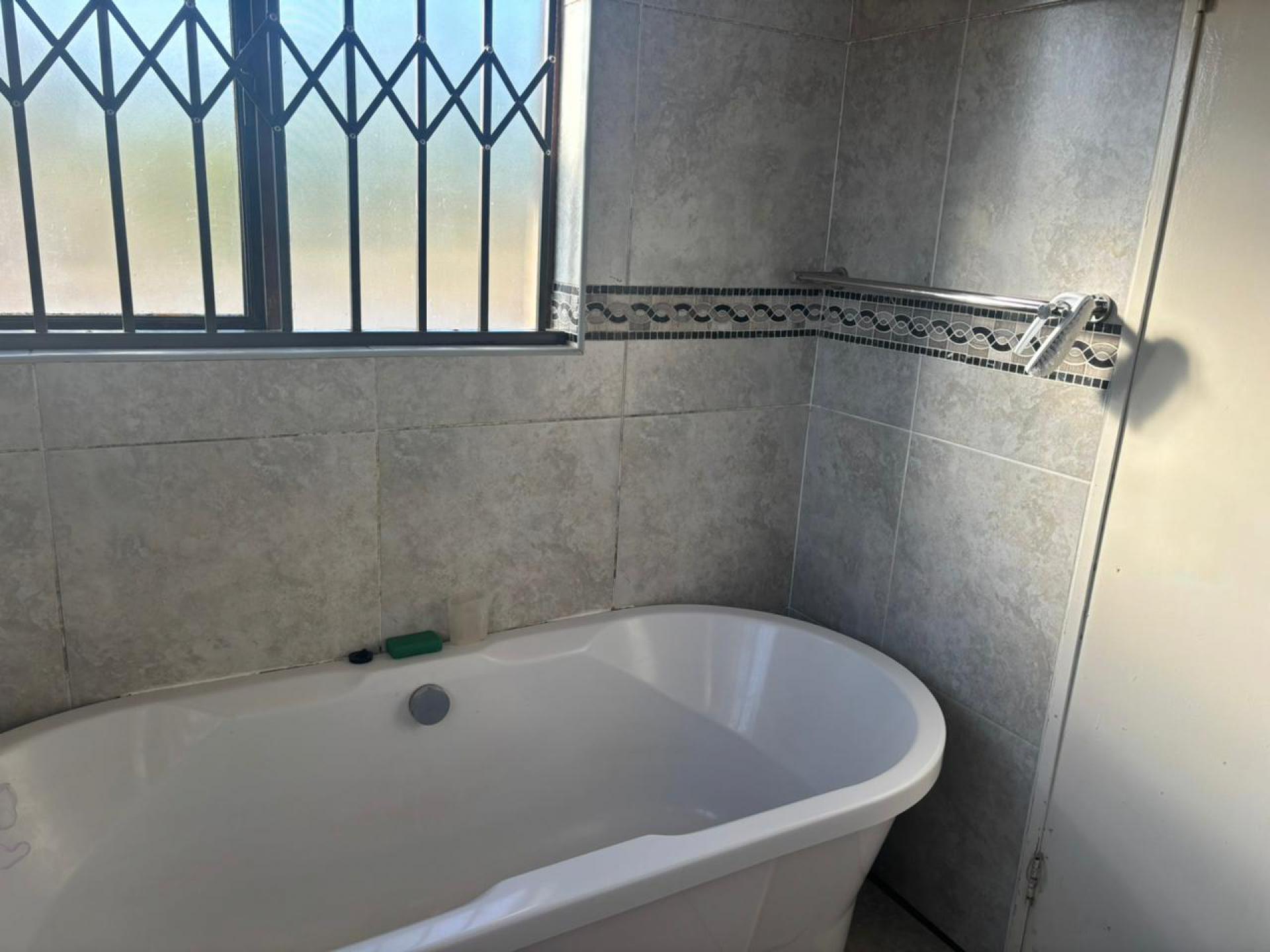 Bathroom 1 of property in Halfway Gardens