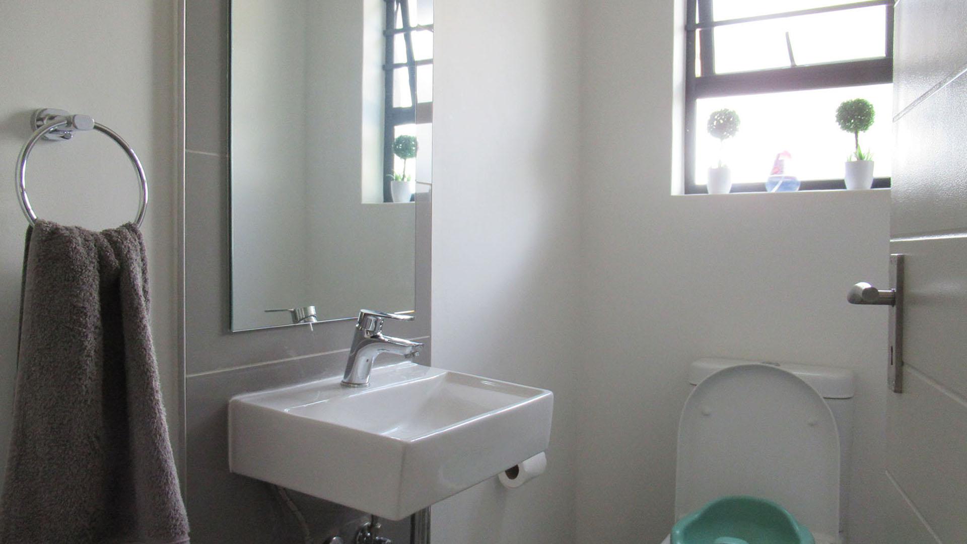 Guest Toilet - 3 square meters of property in Homes Haven