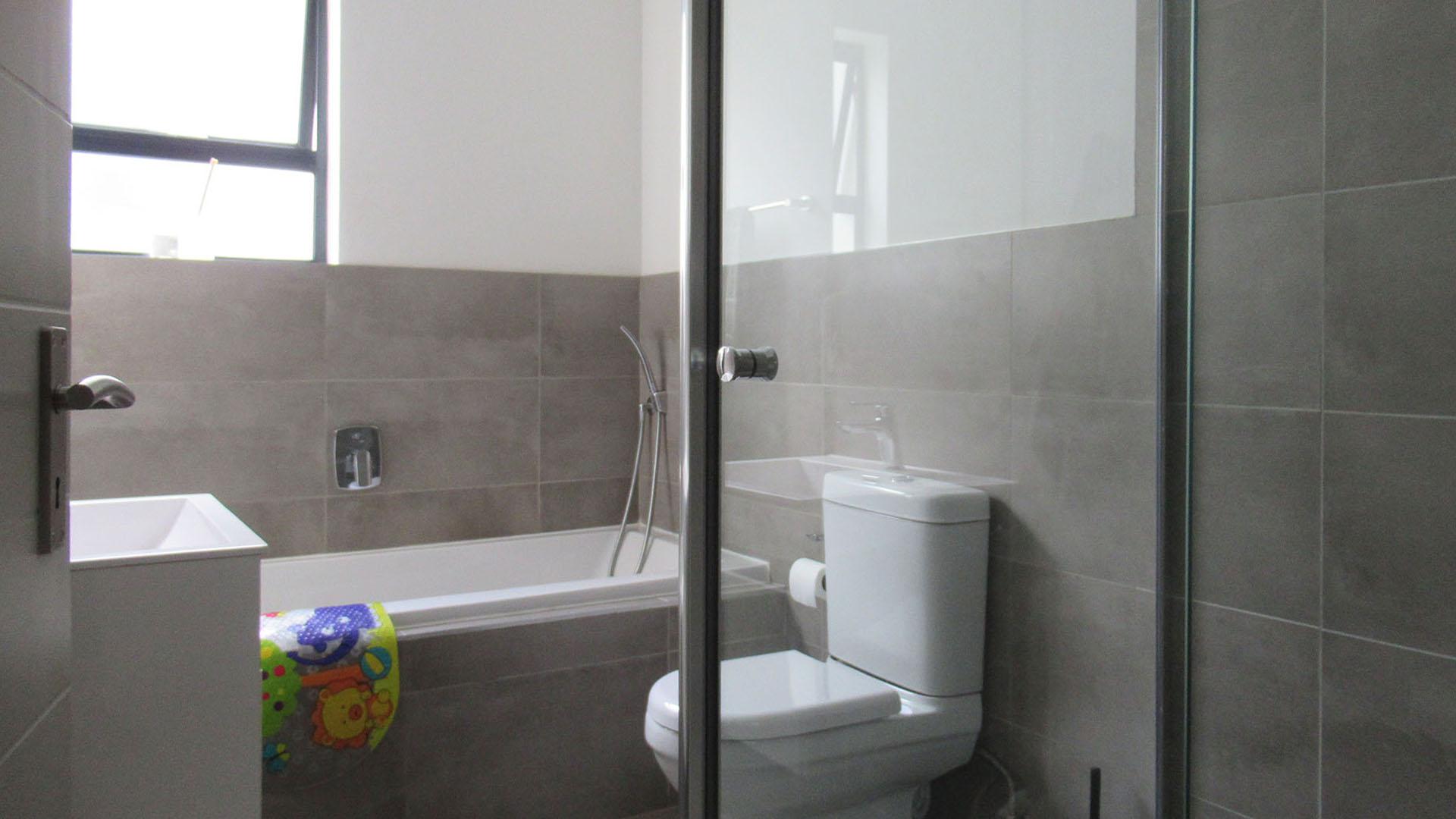 Bathroom 1 - 6 square meters of property in Homes Haven