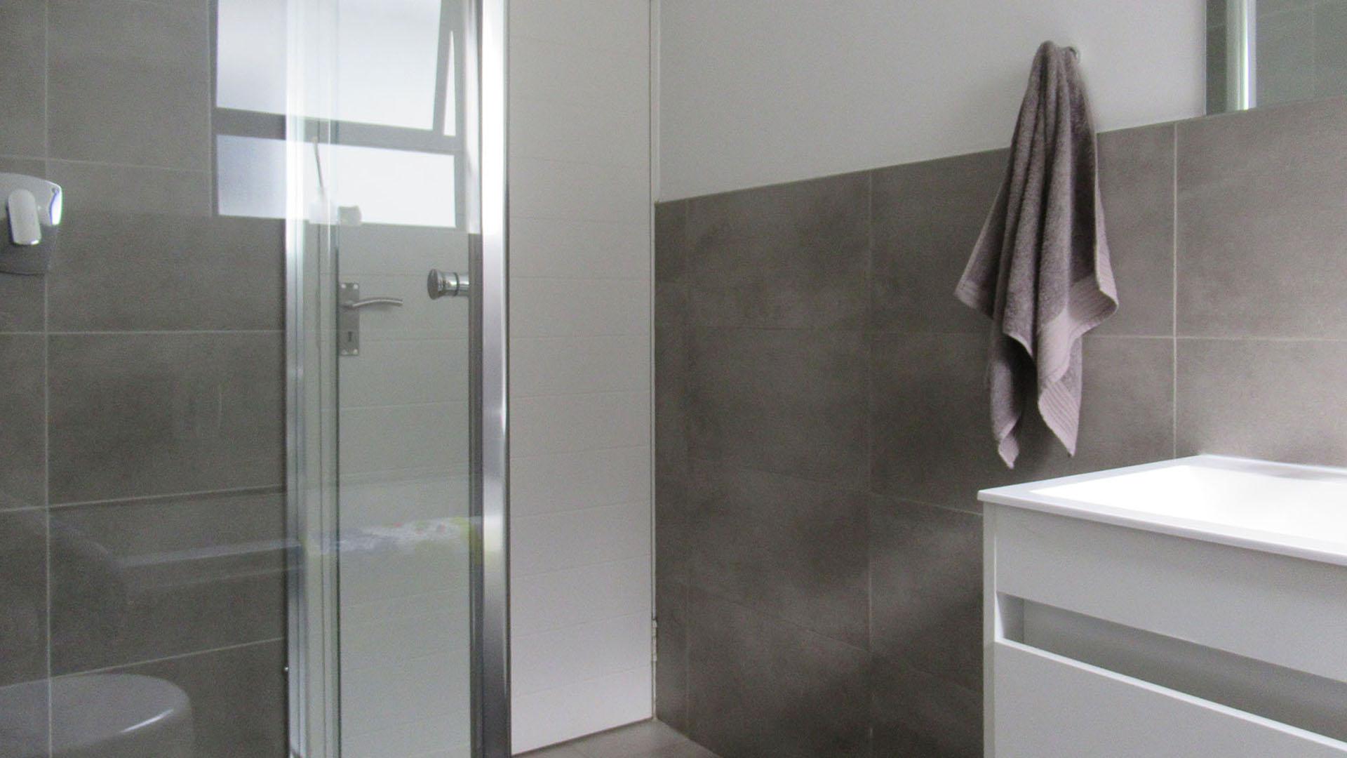 Bathroom 1 - 6 square meters of property in Homes Haven