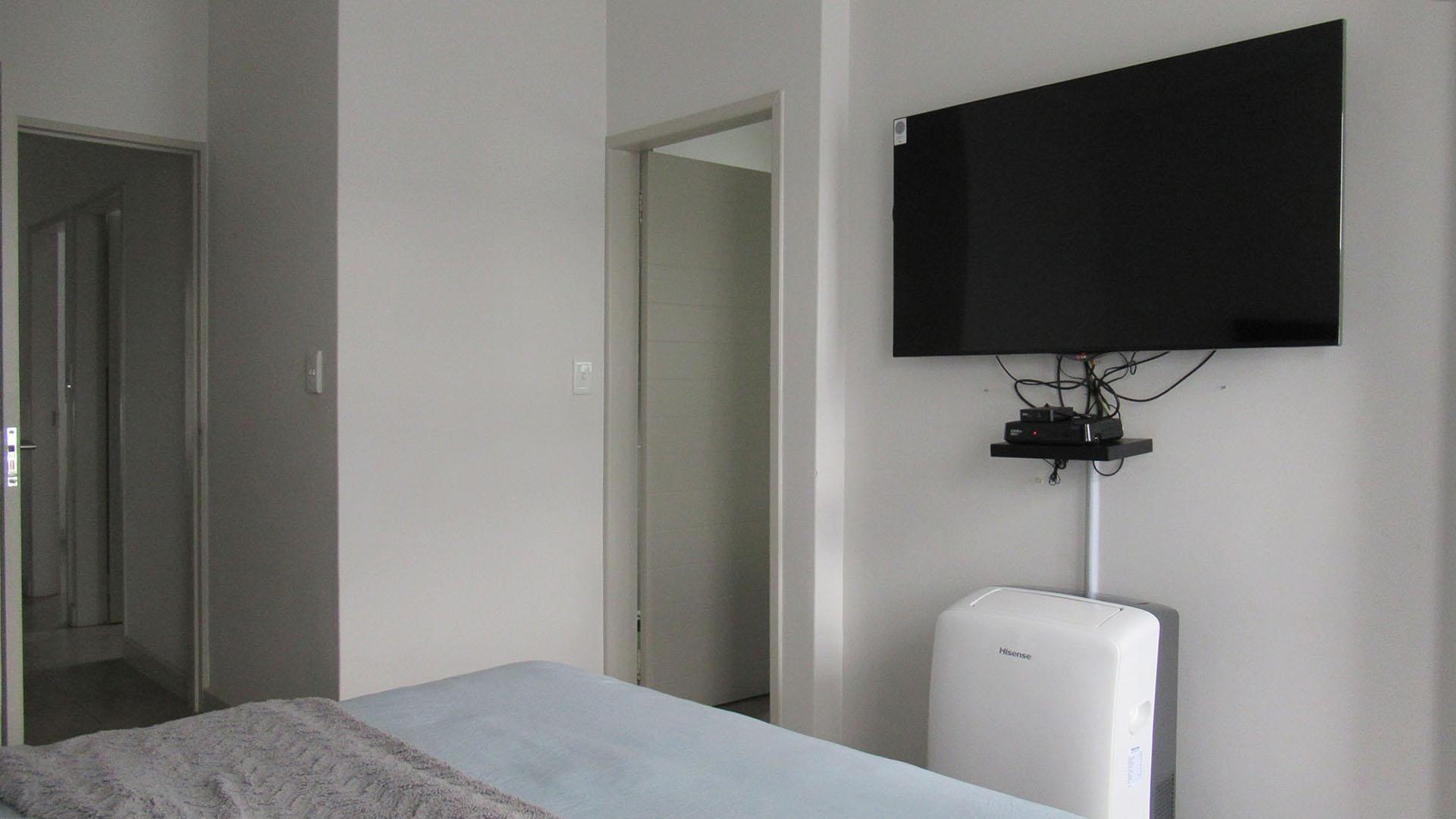 Main Bedroom - 18 square meters of property in Homes Haven