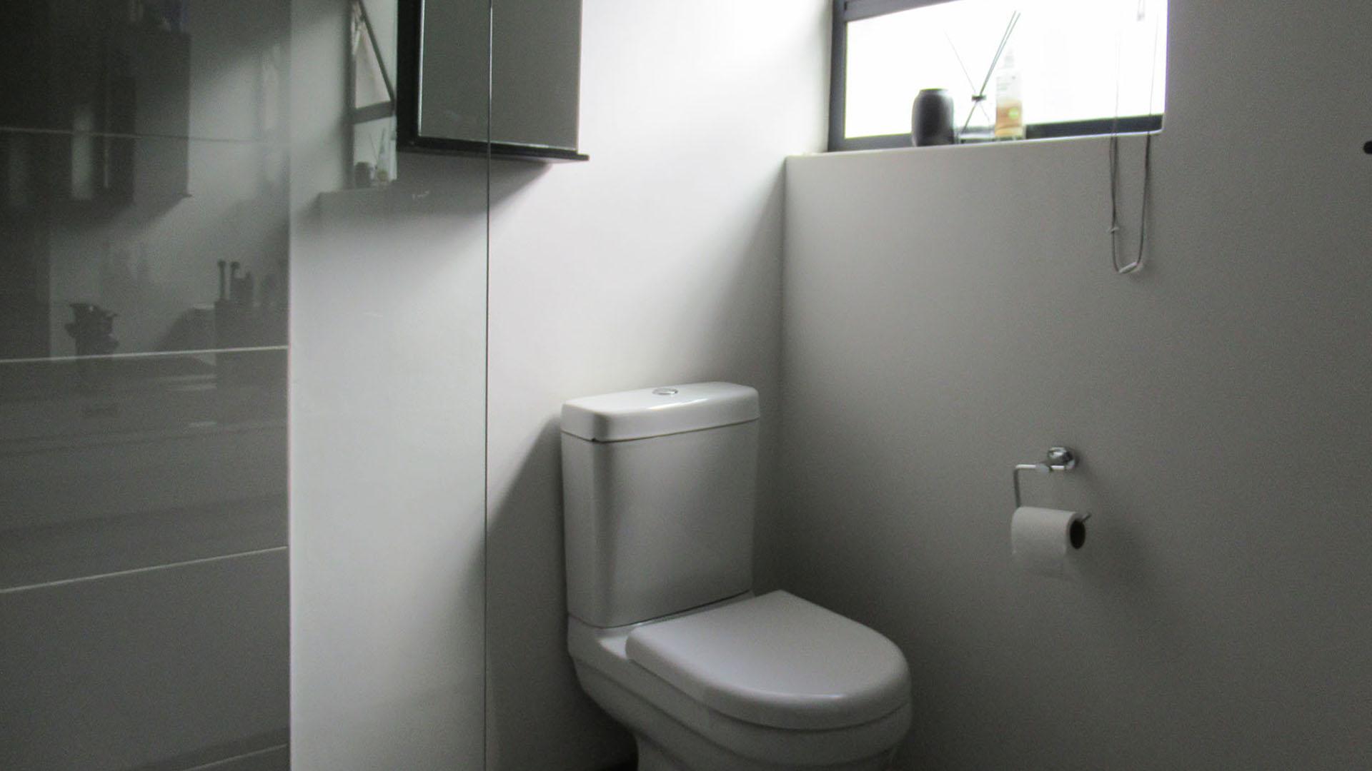 Main Bathroom - 6 square meters of property in Homes Haven