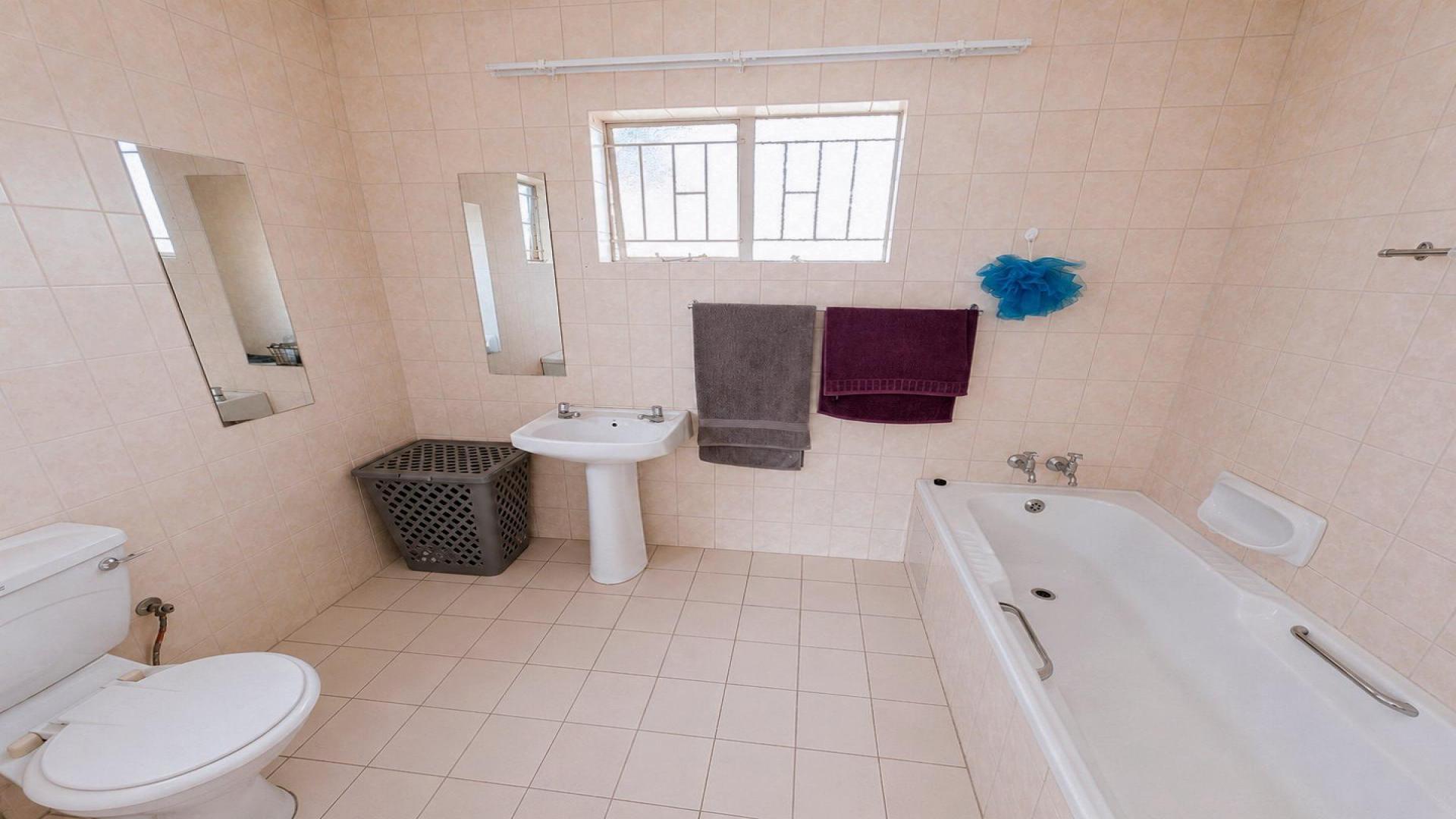 Bathroom 1 of property in Erasmuskloof