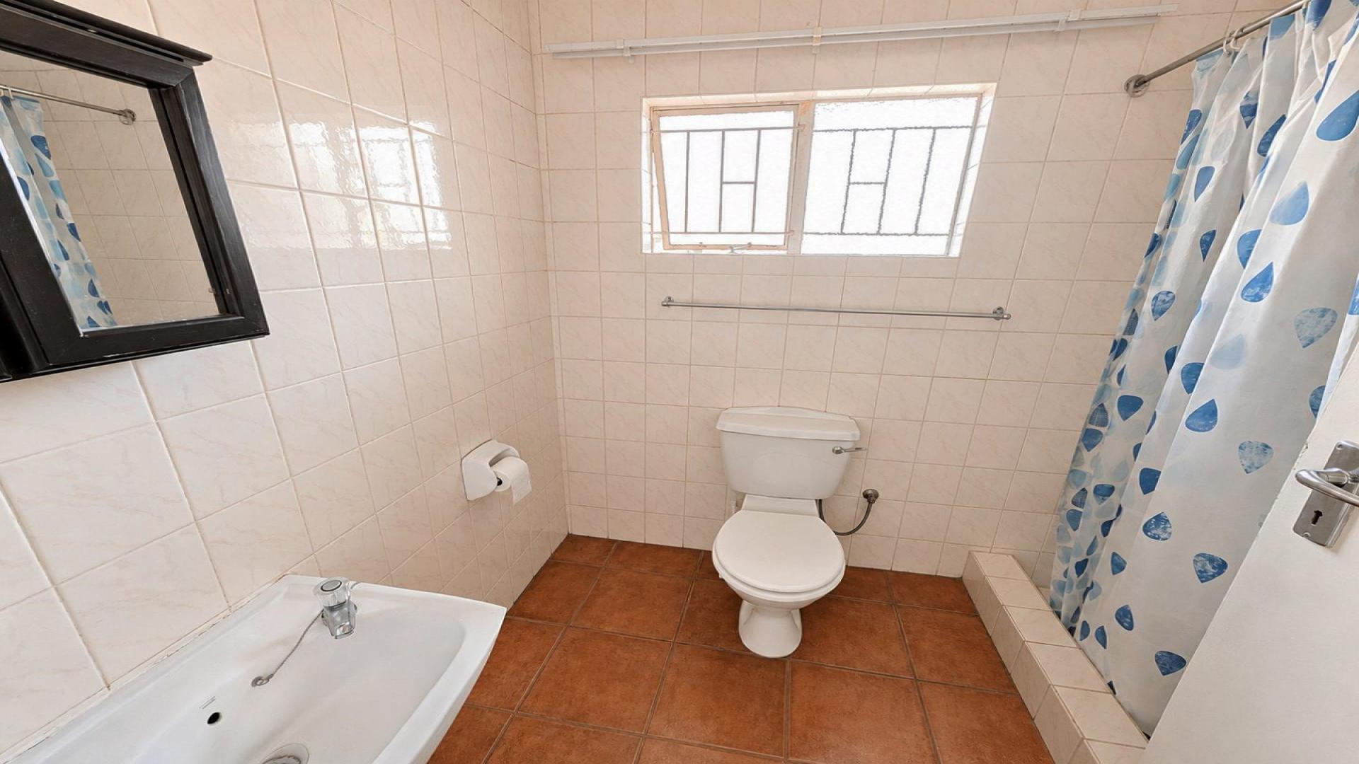 Bathroom 2 of property in Erasmuskloof
