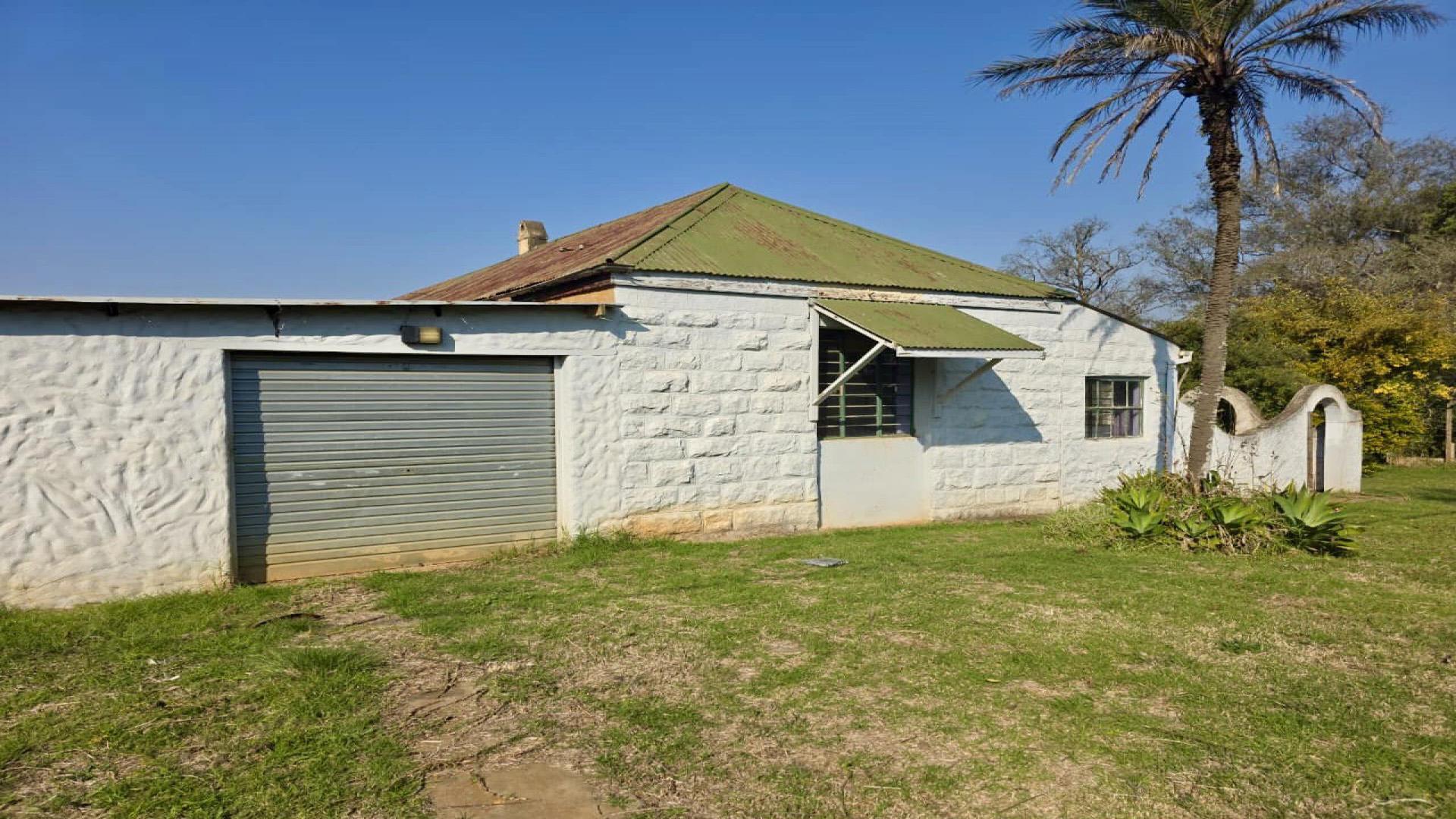 Garage of property in Louwsburg