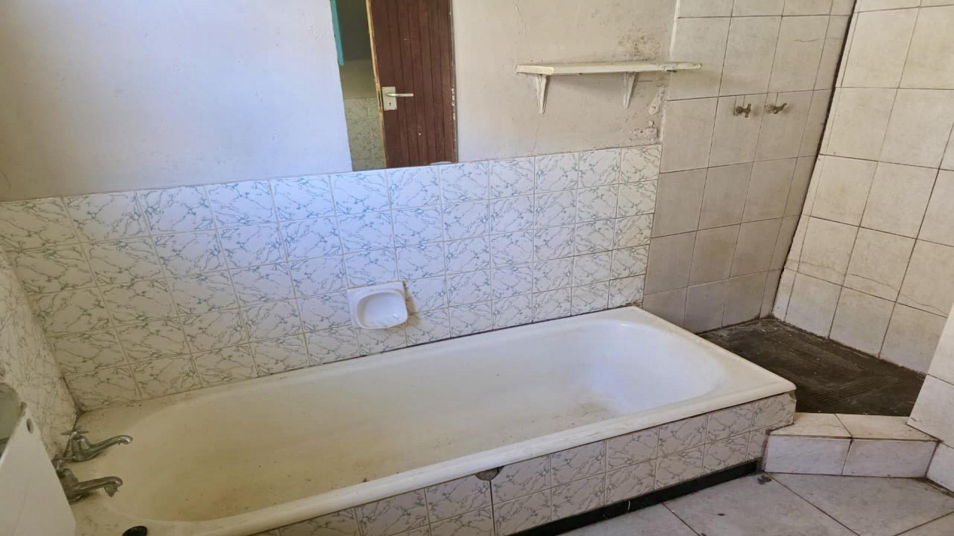 Bathroom 1 of property in Louwsburg