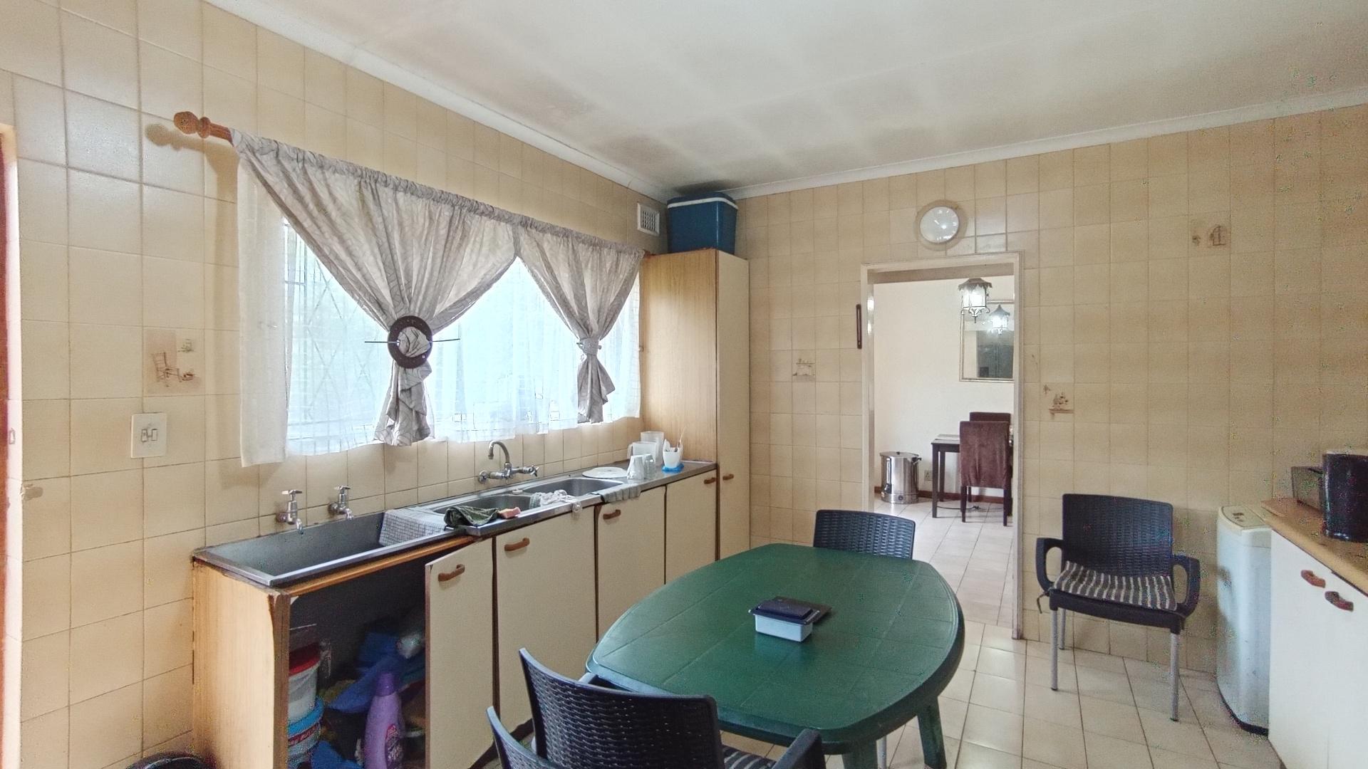 Kitchen - 18 square meters of property in Padfield Park