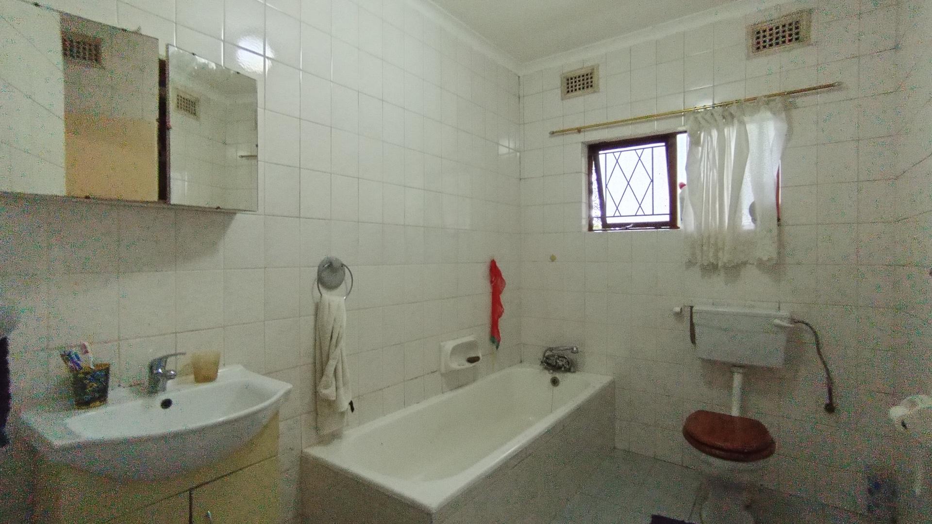 Main Bathroom - 9 square meters of property in Padfield Park
