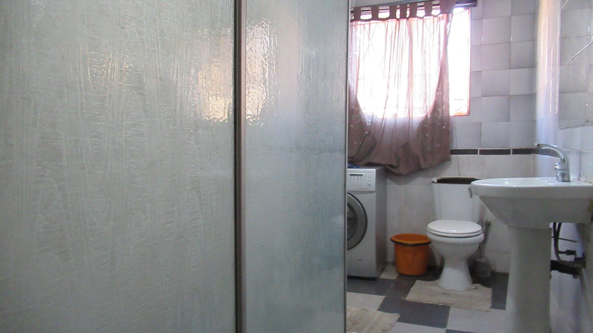 Bathroom 1 - 11 square meters of property in Forest Hill - JHB