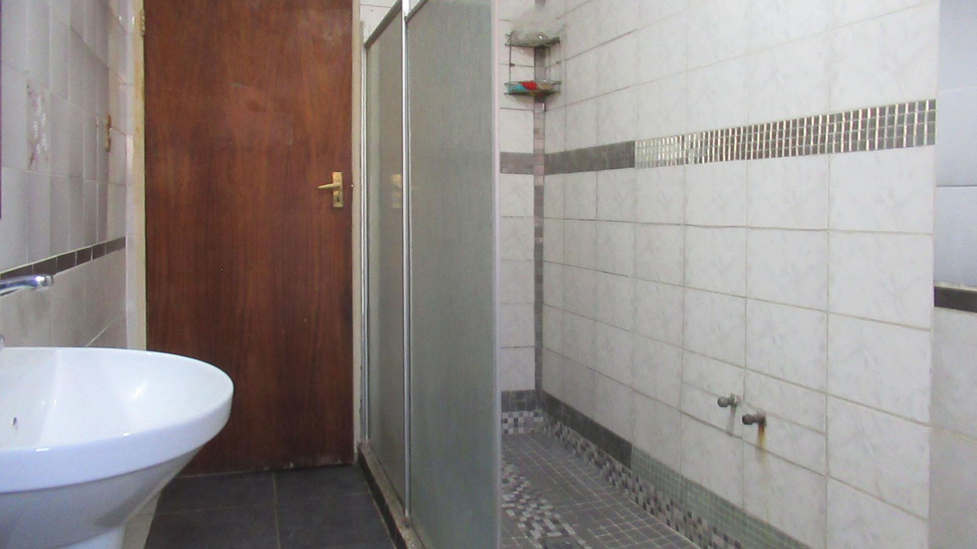 Bathroom 1 - 11 square meters of property in Forest Hill - JHB