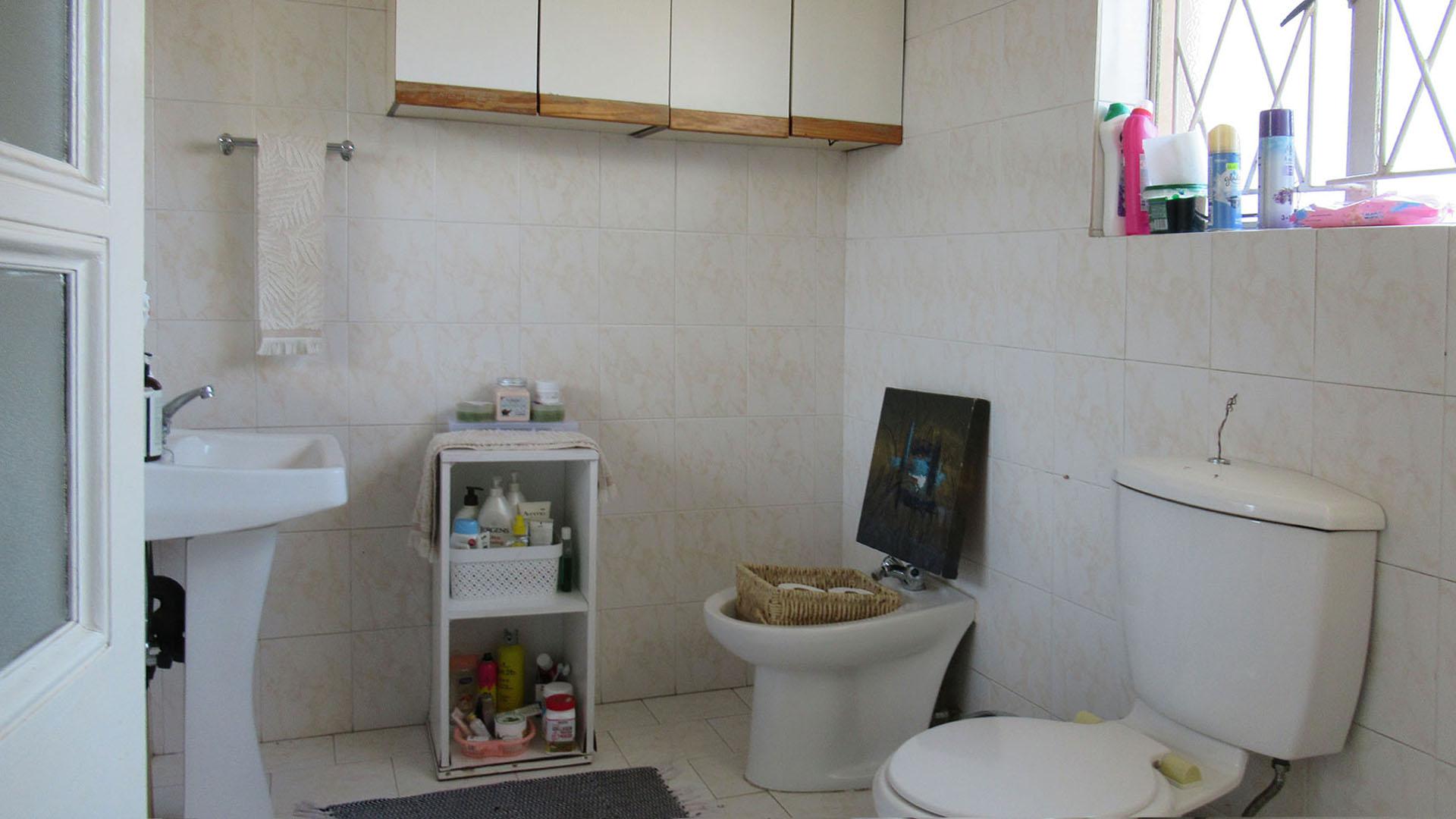 Bathroom 2 - 6 square meters of property in Forest Hill - JHB