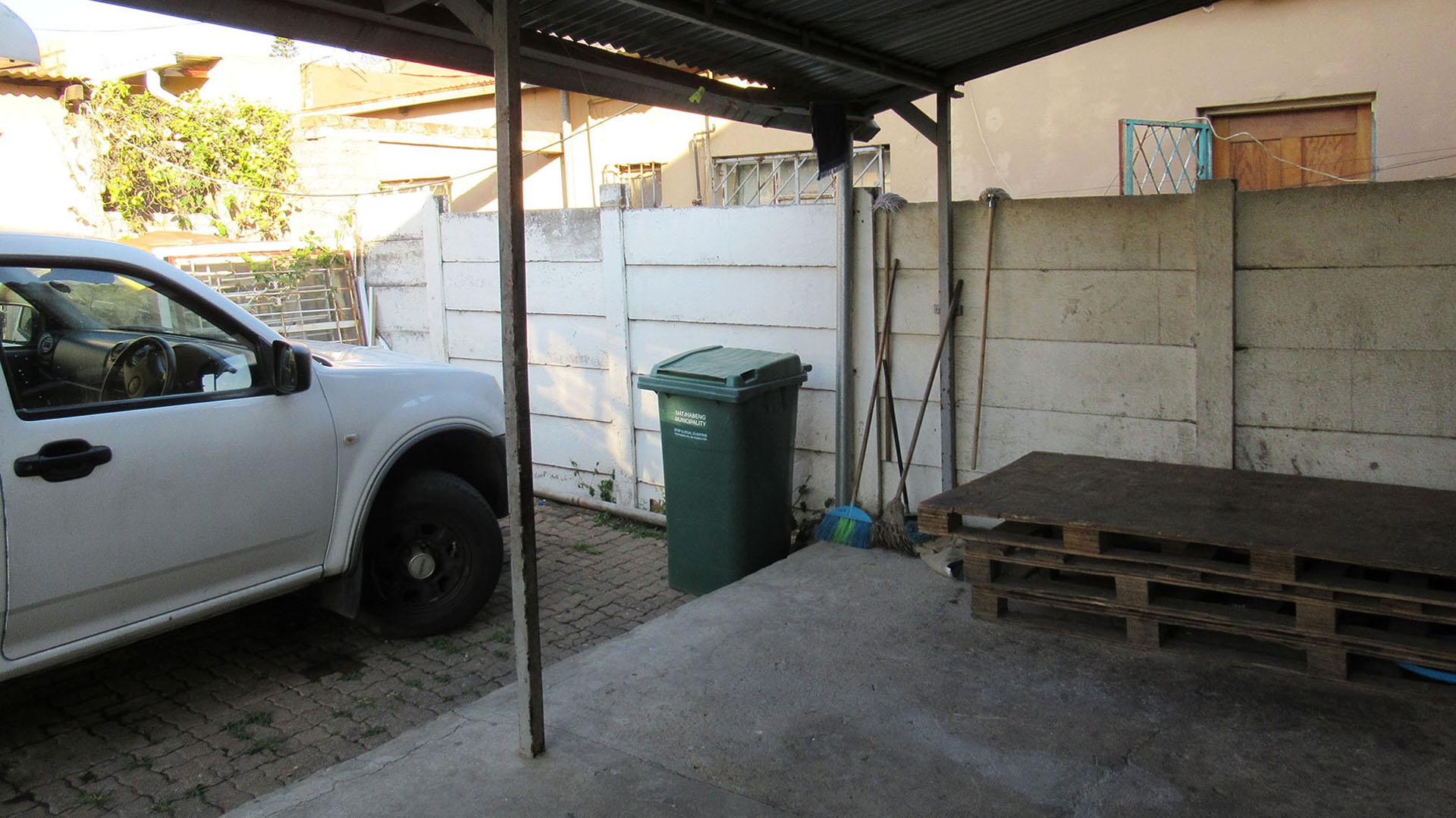 Patio - 22 square meters of property in Forest Hill - JHB