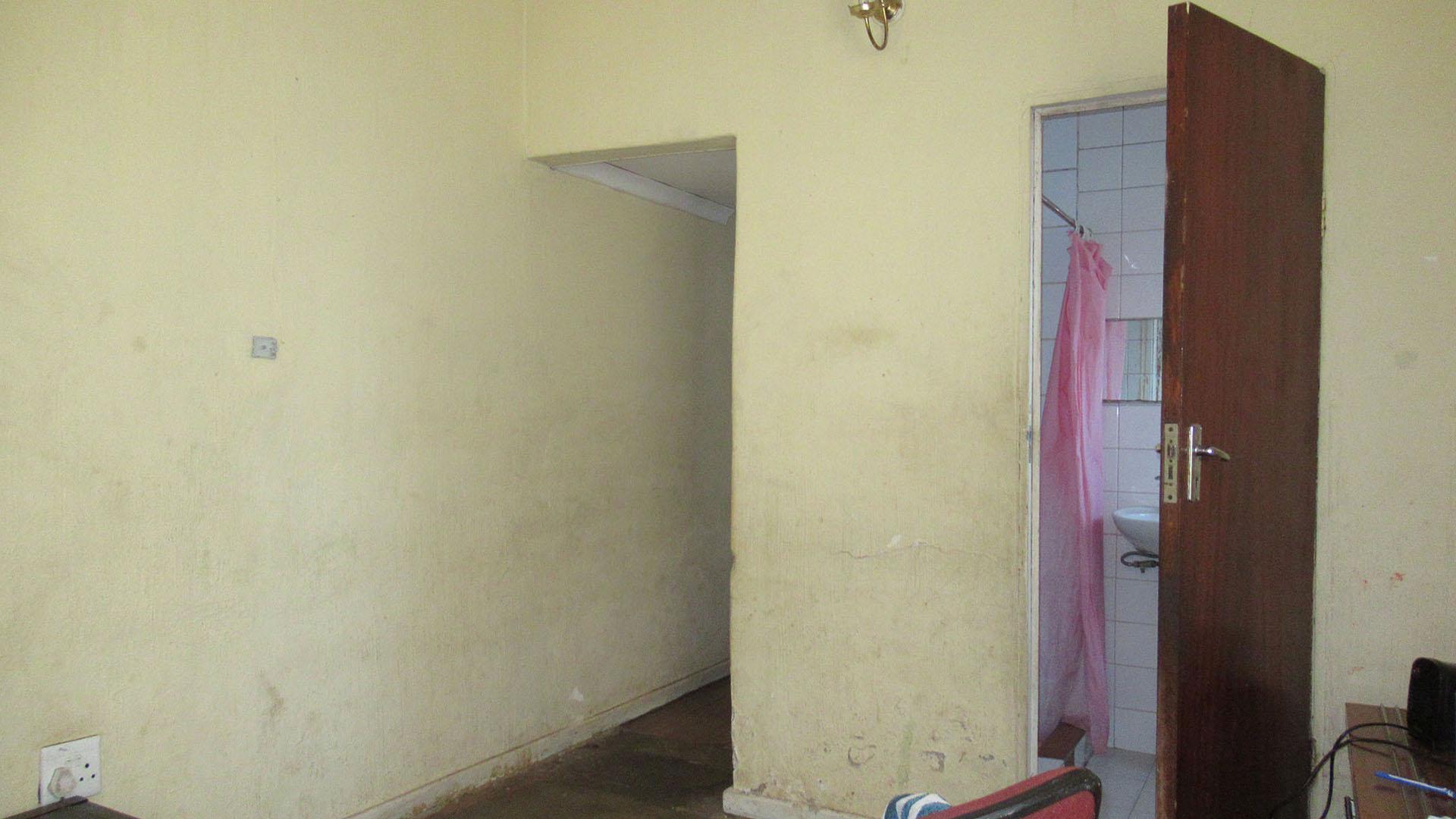 Bed Room 1 - 27 square meters of property in Forest Hill - JHB