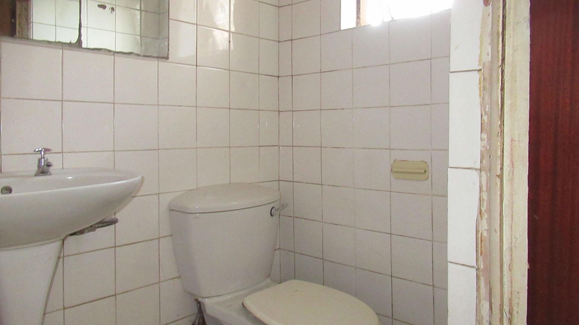 Bathroom 1 - 11 square meters of property in Forest Hill - JHB