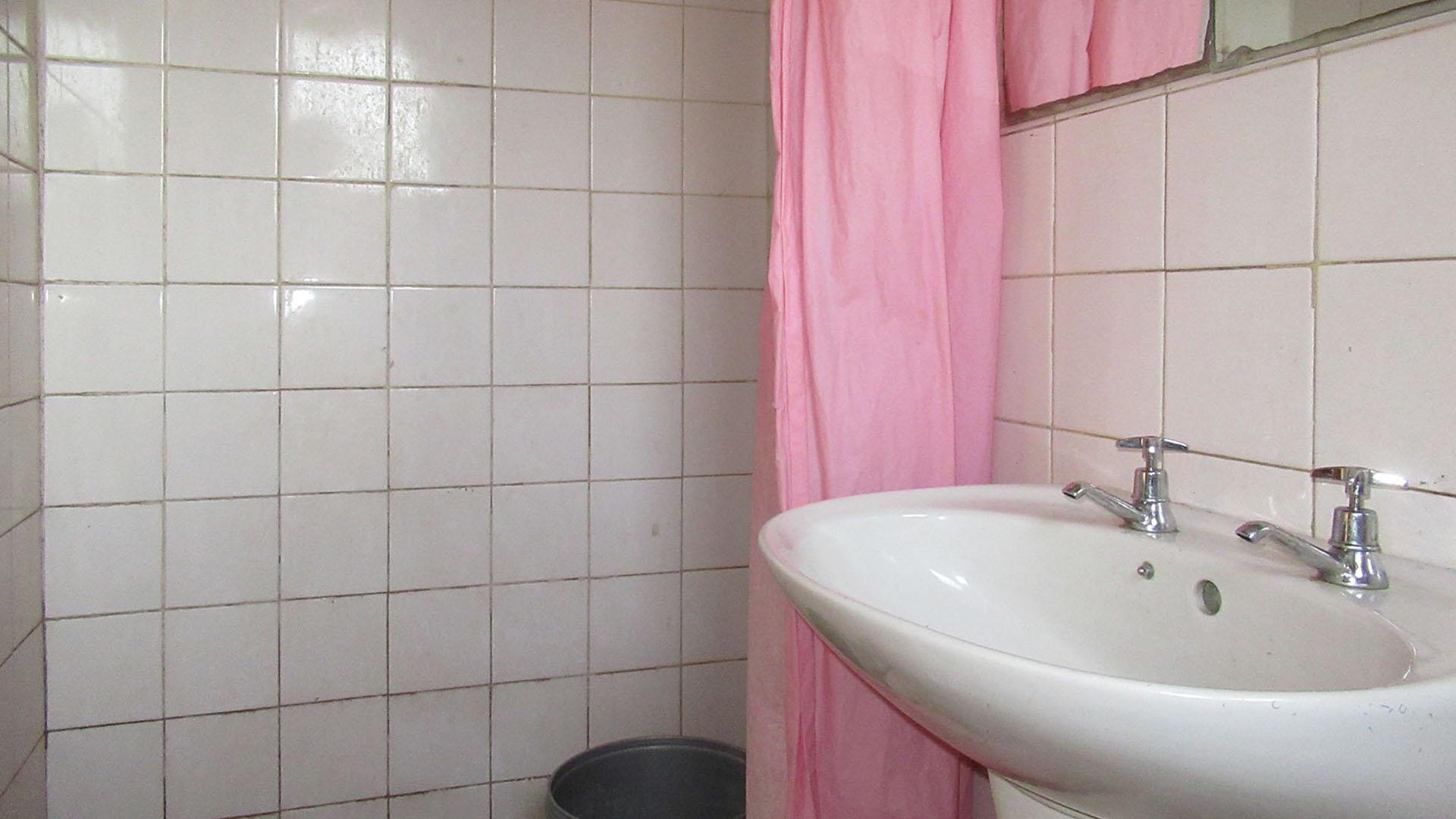 Bathroom 1 - 11 square meters of property in Forest Hill - JHB