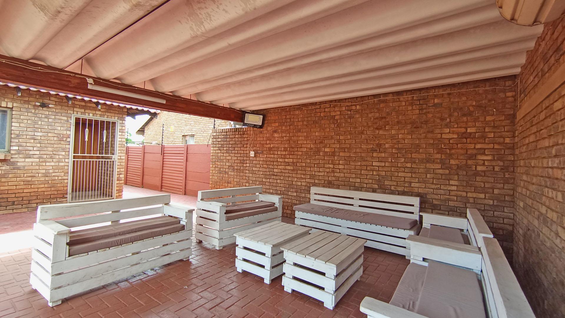 Patio - 22 square meters of property in Doornpoort