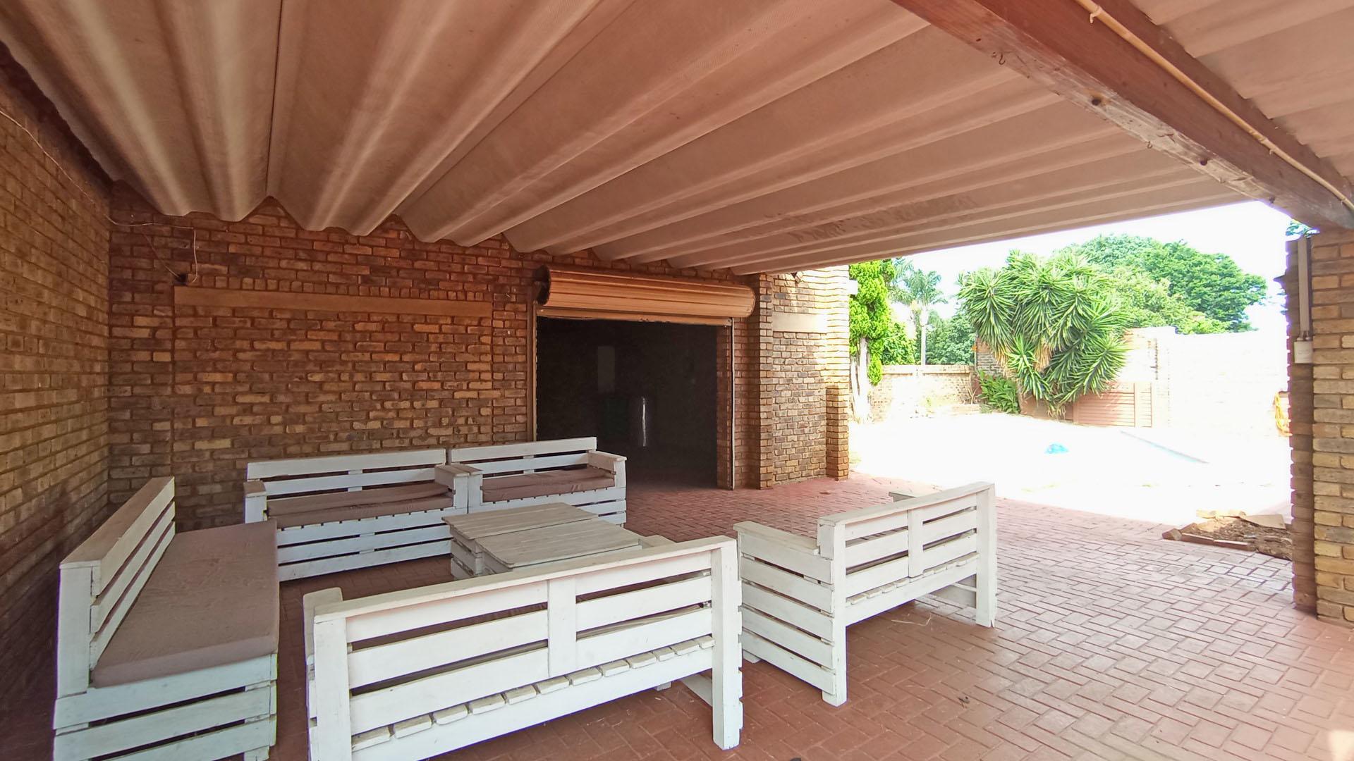 Patio - 22 square meters of property in Doornpoort