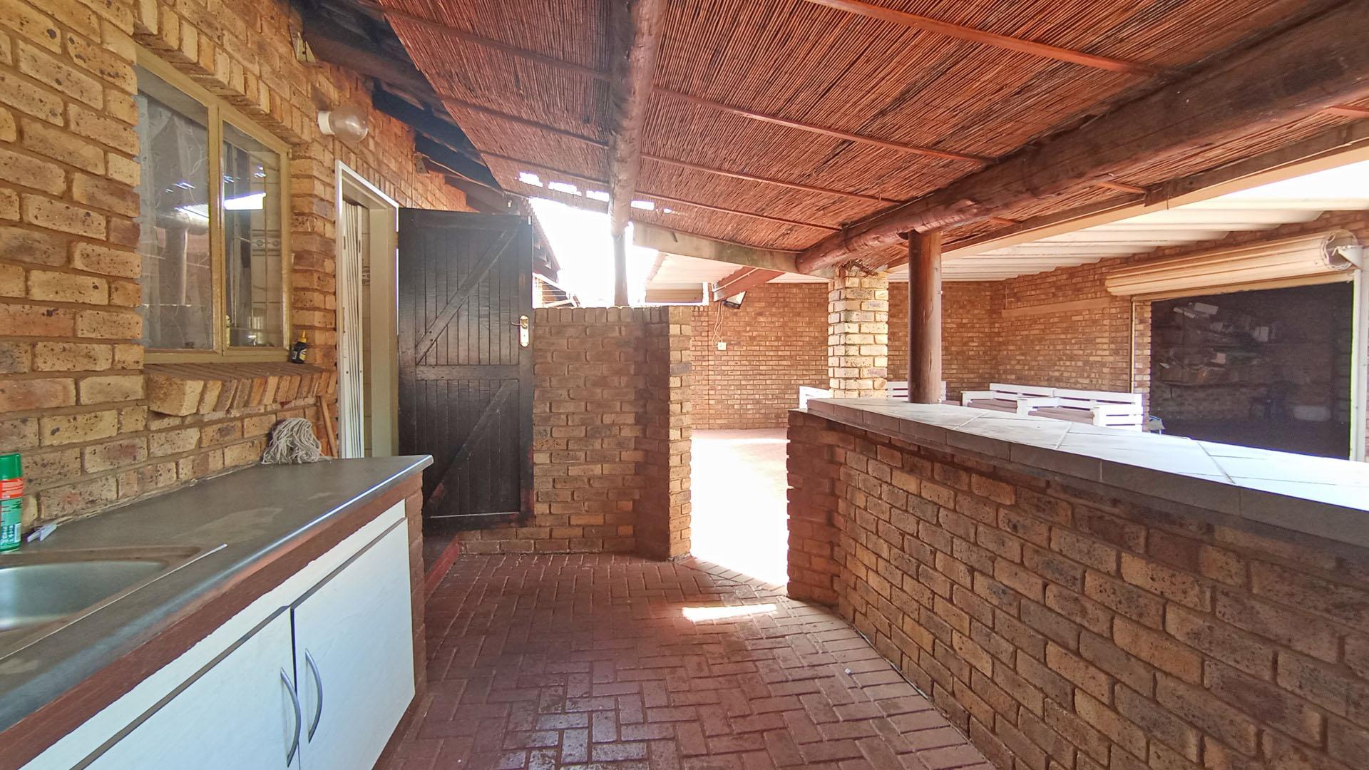 Patio - 22 square meters of property in Doornpoort