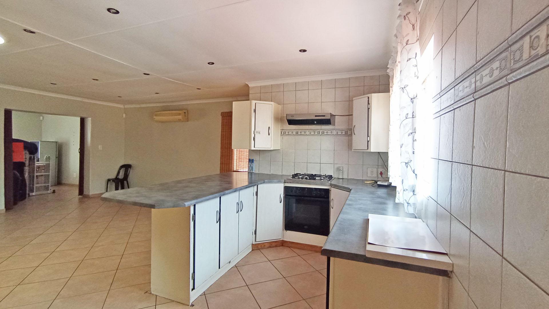 Kitchen - 16 square meters of property in Doornpoort