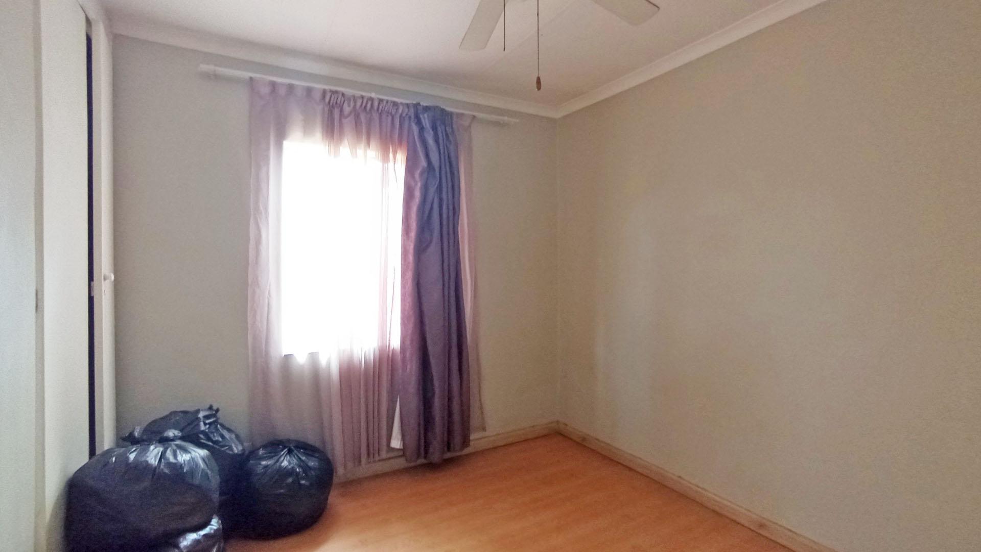 Bed Room 1 - 10 square meters of property in Doornpoort