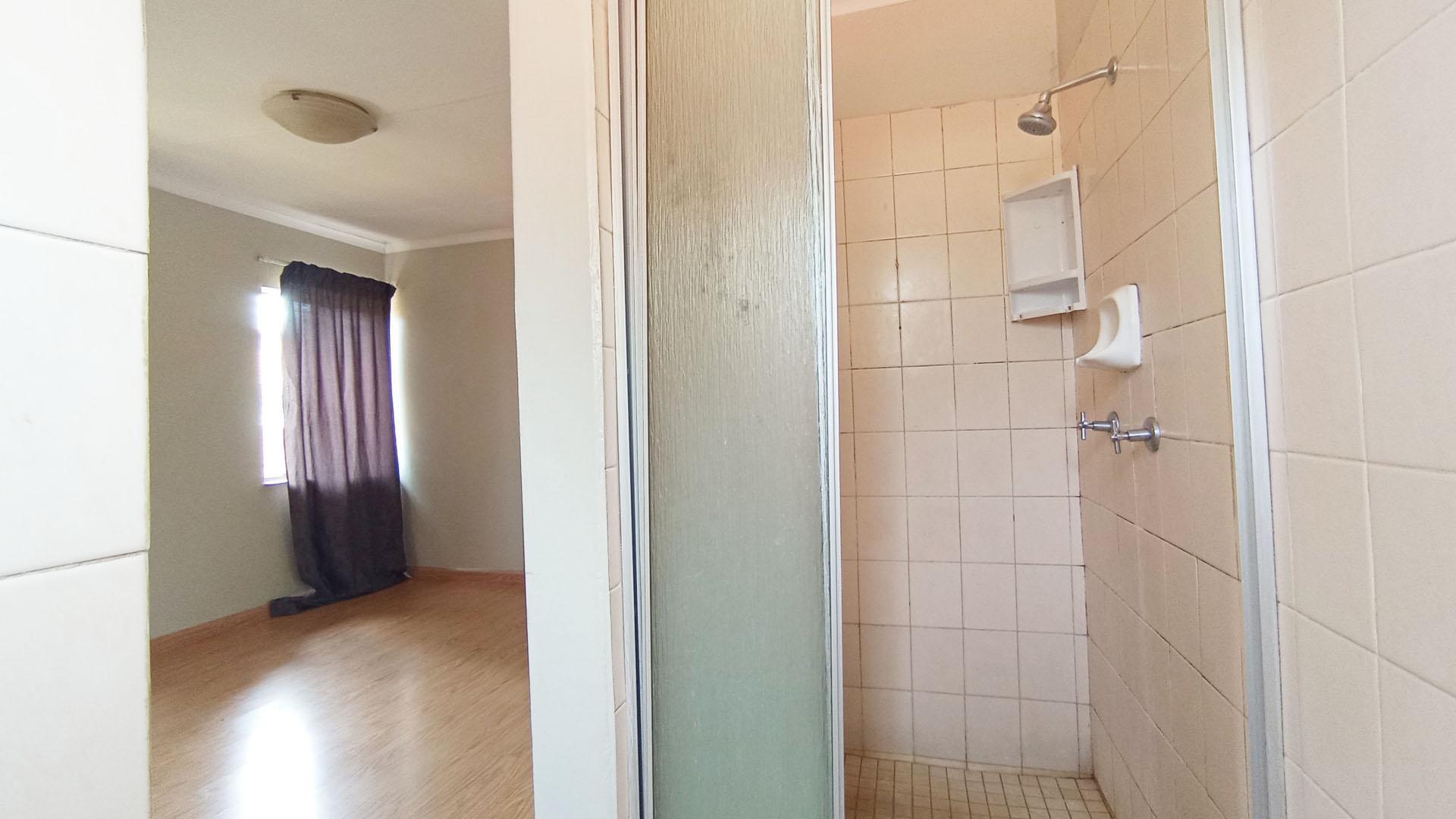 Main Bathroom - 3 square meters of property in Doornpoort
