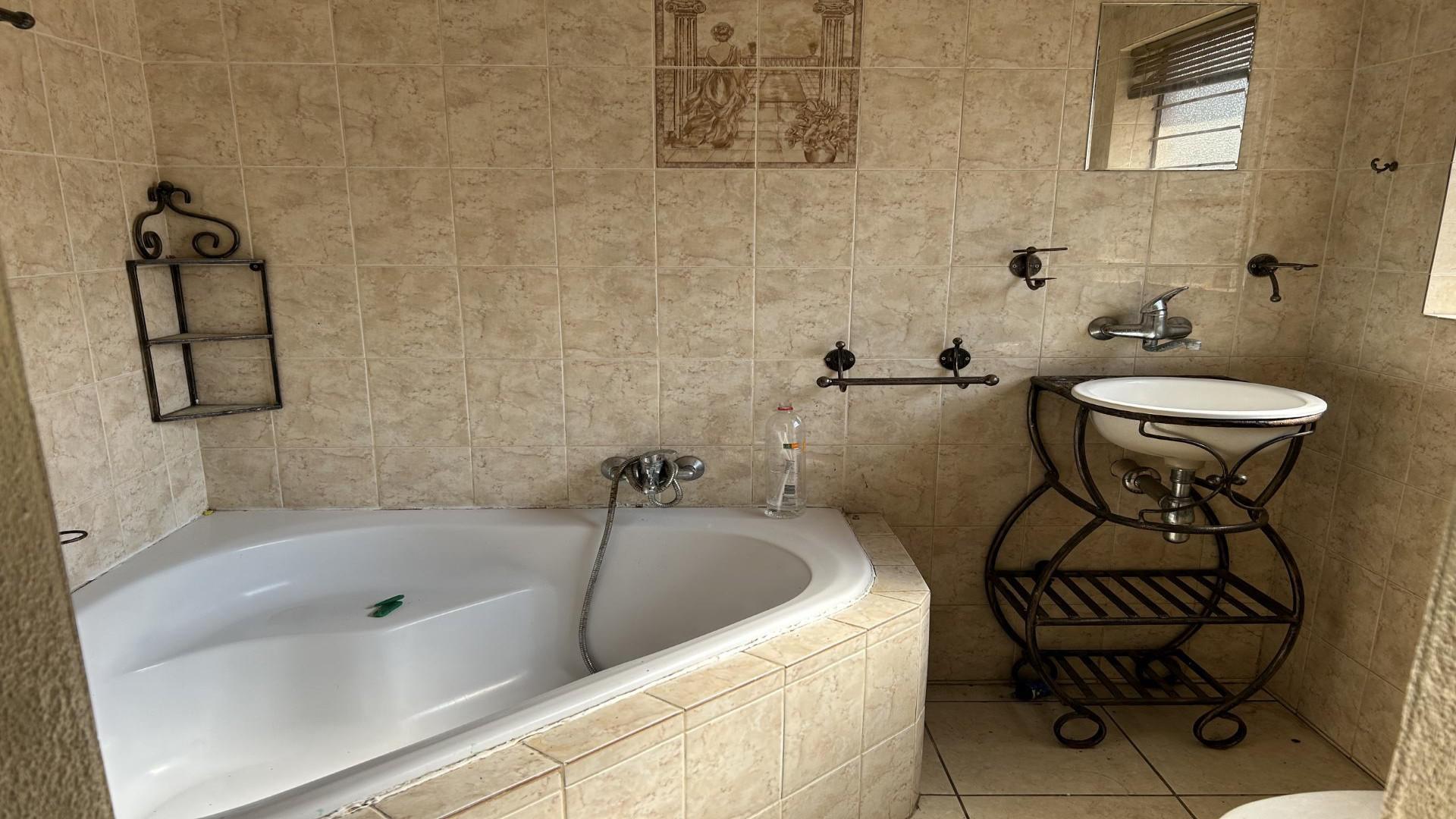 Main Bathroom - 5 square meters of property in Pomona