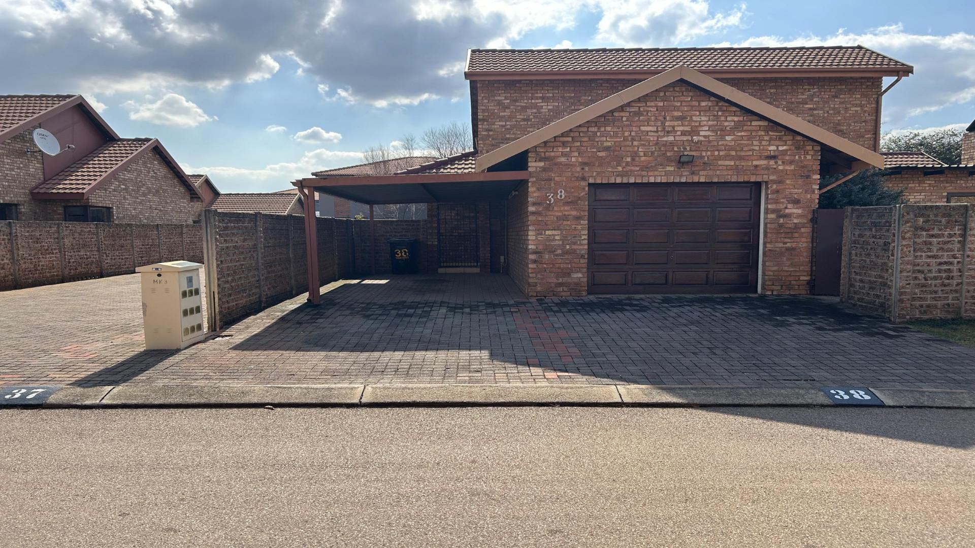 Front View of property in Pomona