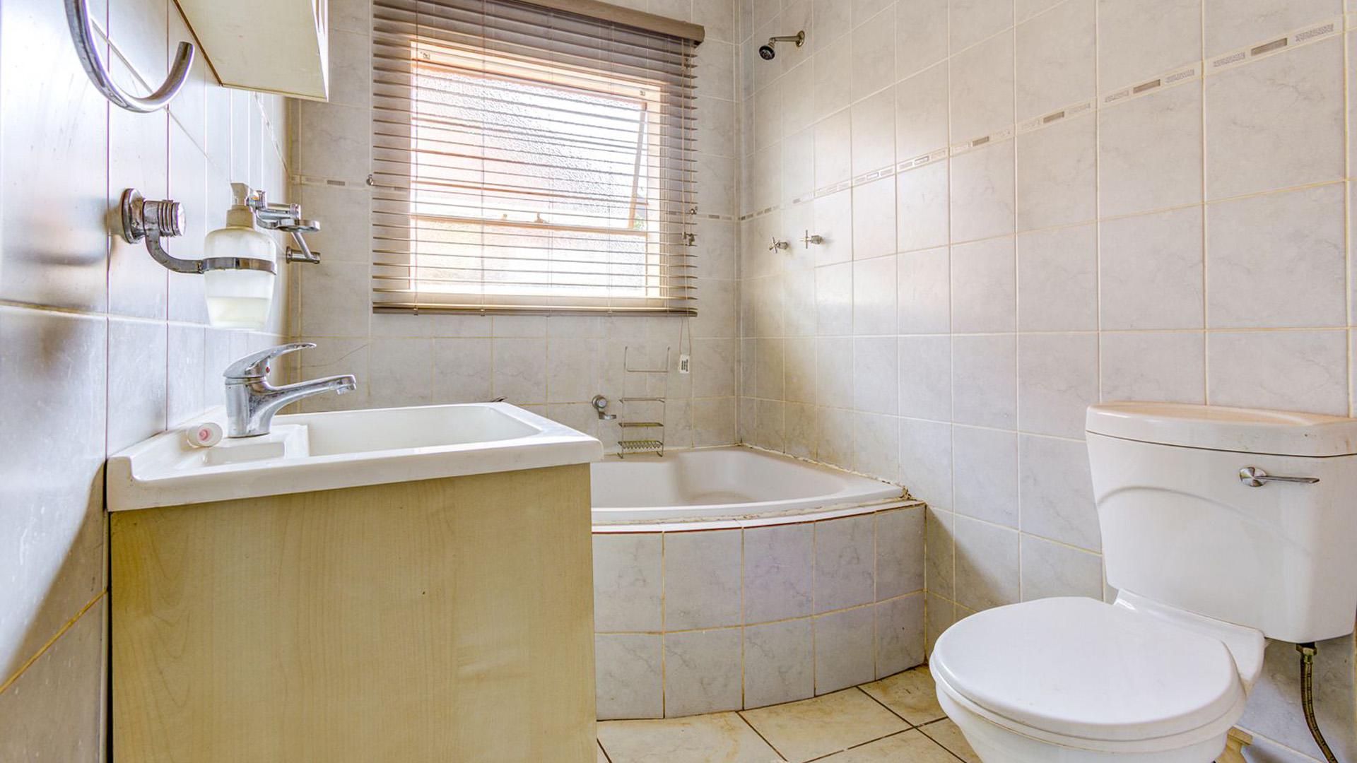 Bathroom 1 - 5 square meters of property in Pomona