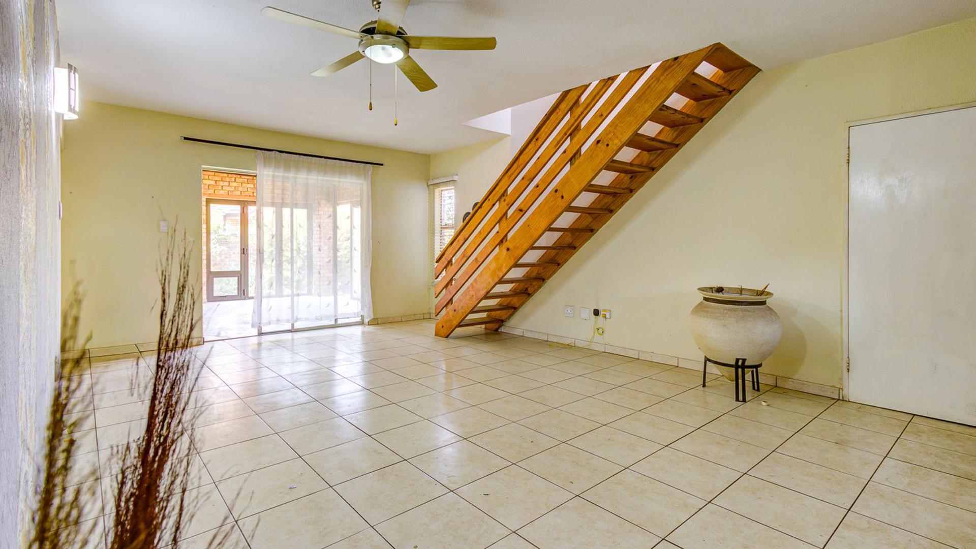 Lounges - 37 square meters of property in Pomona
