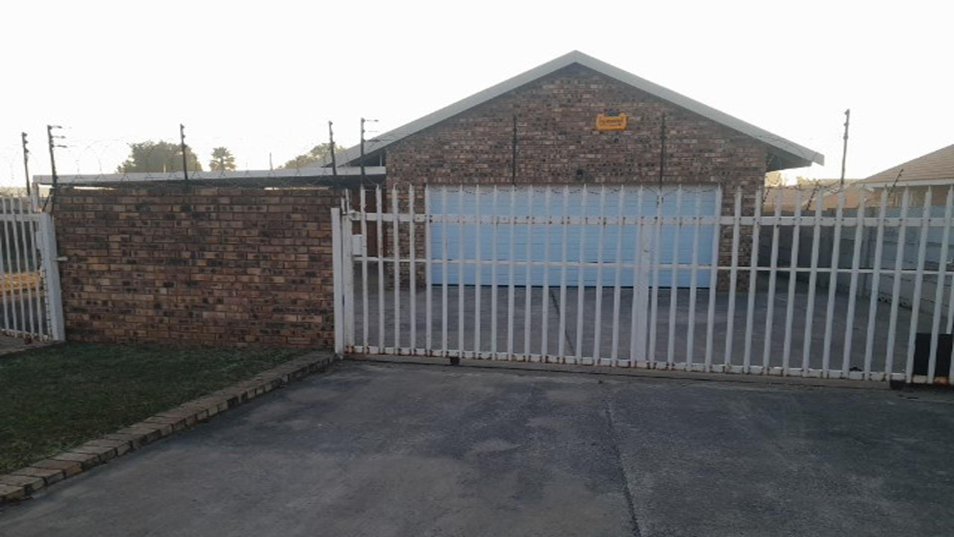 Front View of property in Greenhills