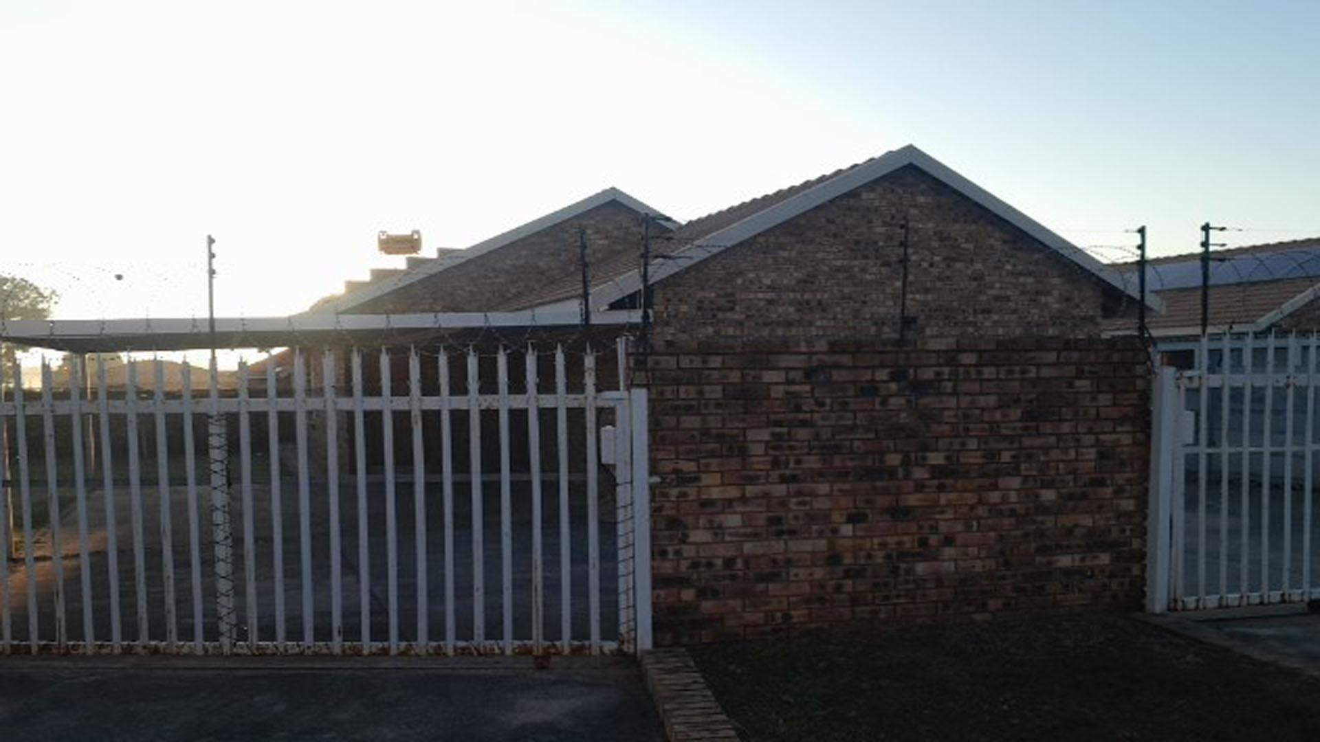 Front View of property in Greenhills
