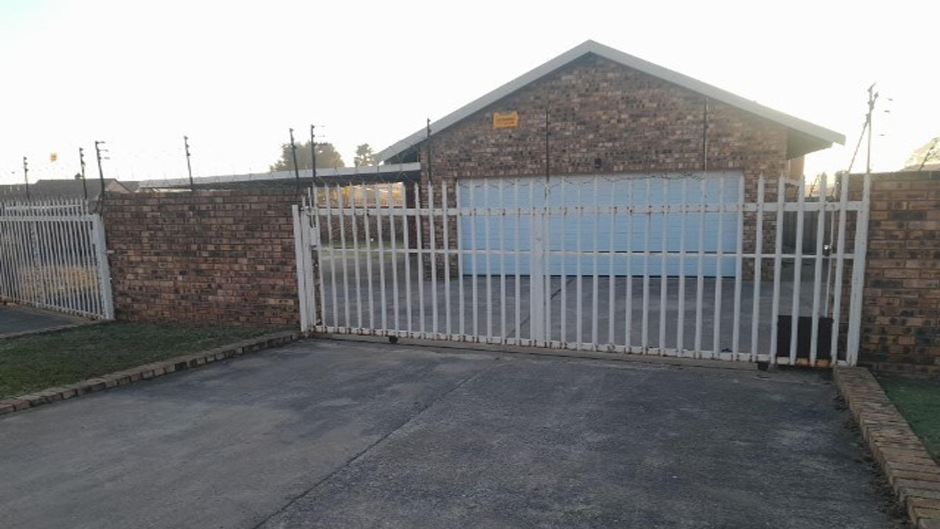 Front View of property in Greenhills