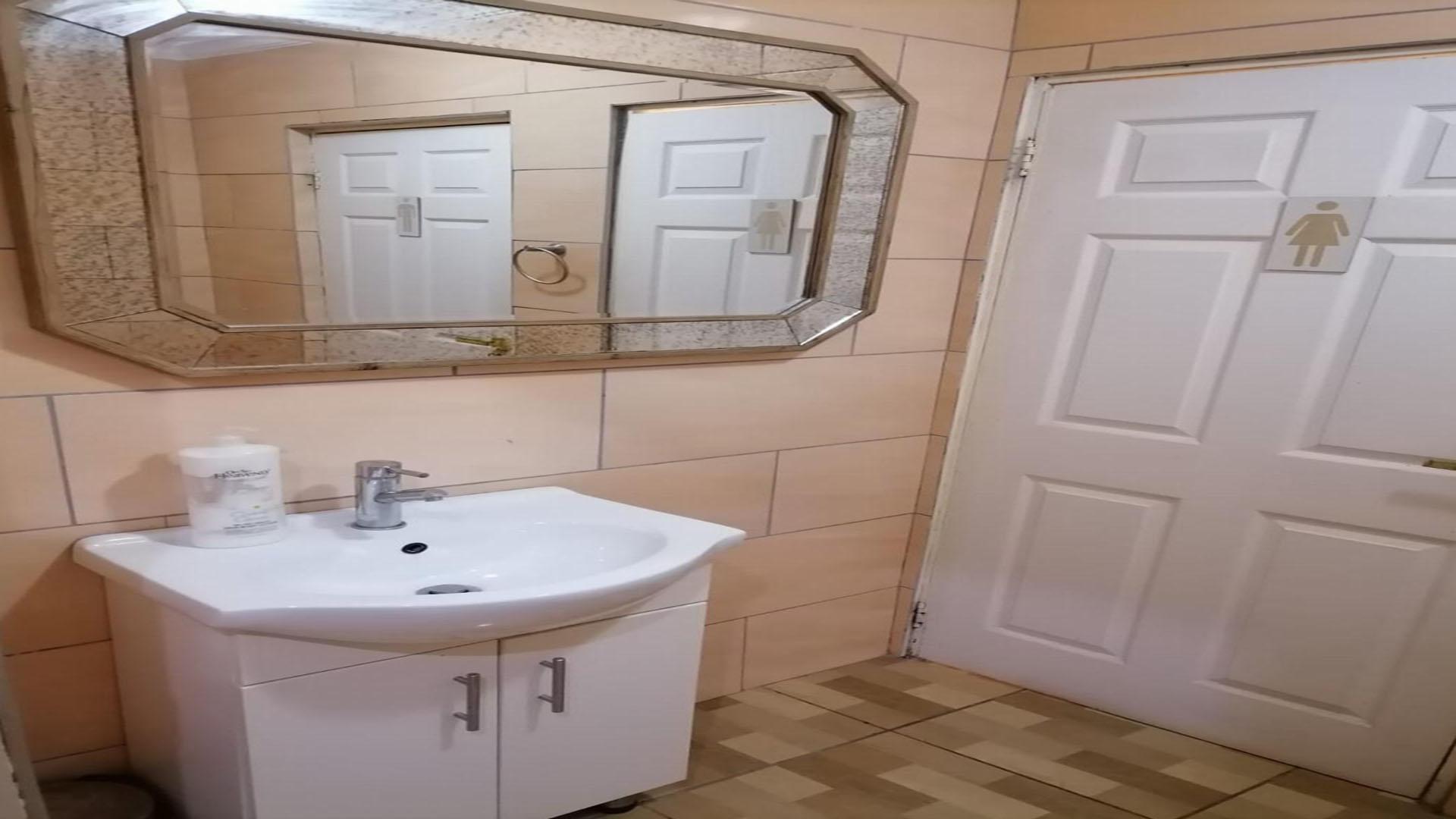 Bathroom 1 of property in Nelspruit Central