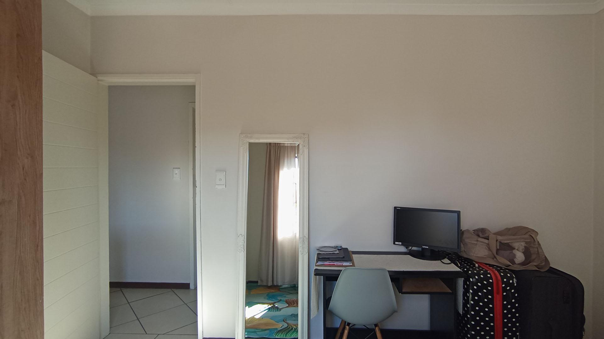 Bed Room 1 - 12 square meters of property in Sagewood