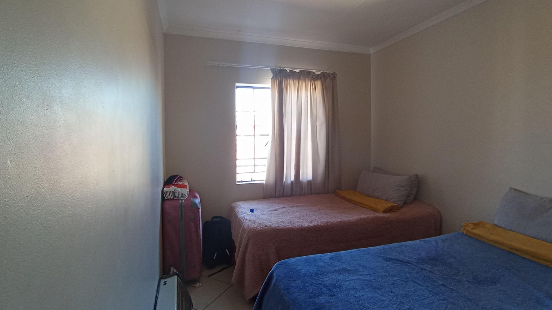 Bed Room 2 - 11 square meters of property in Sagewood