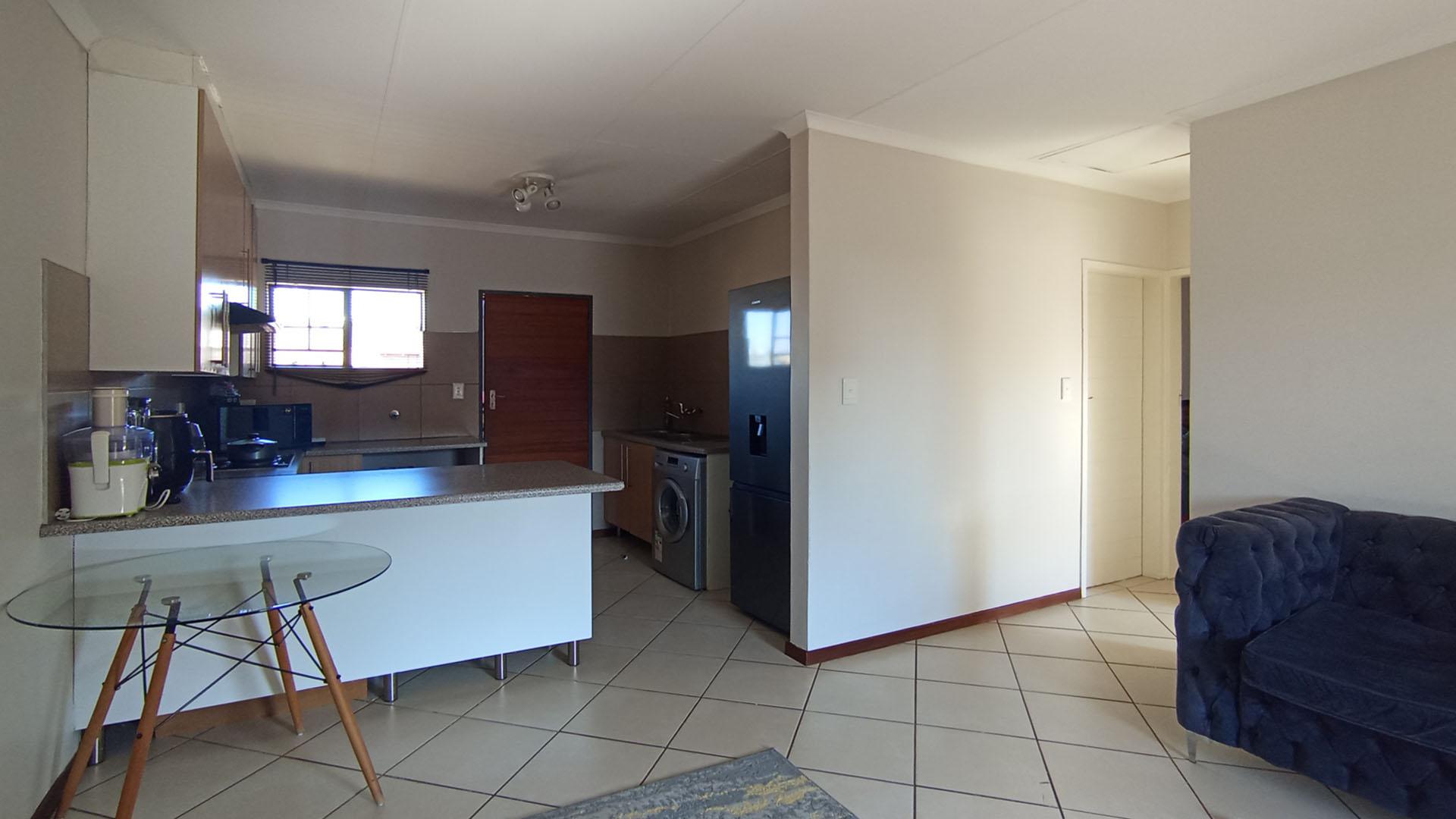 Lounges - 16 square meters of property in Sagewood