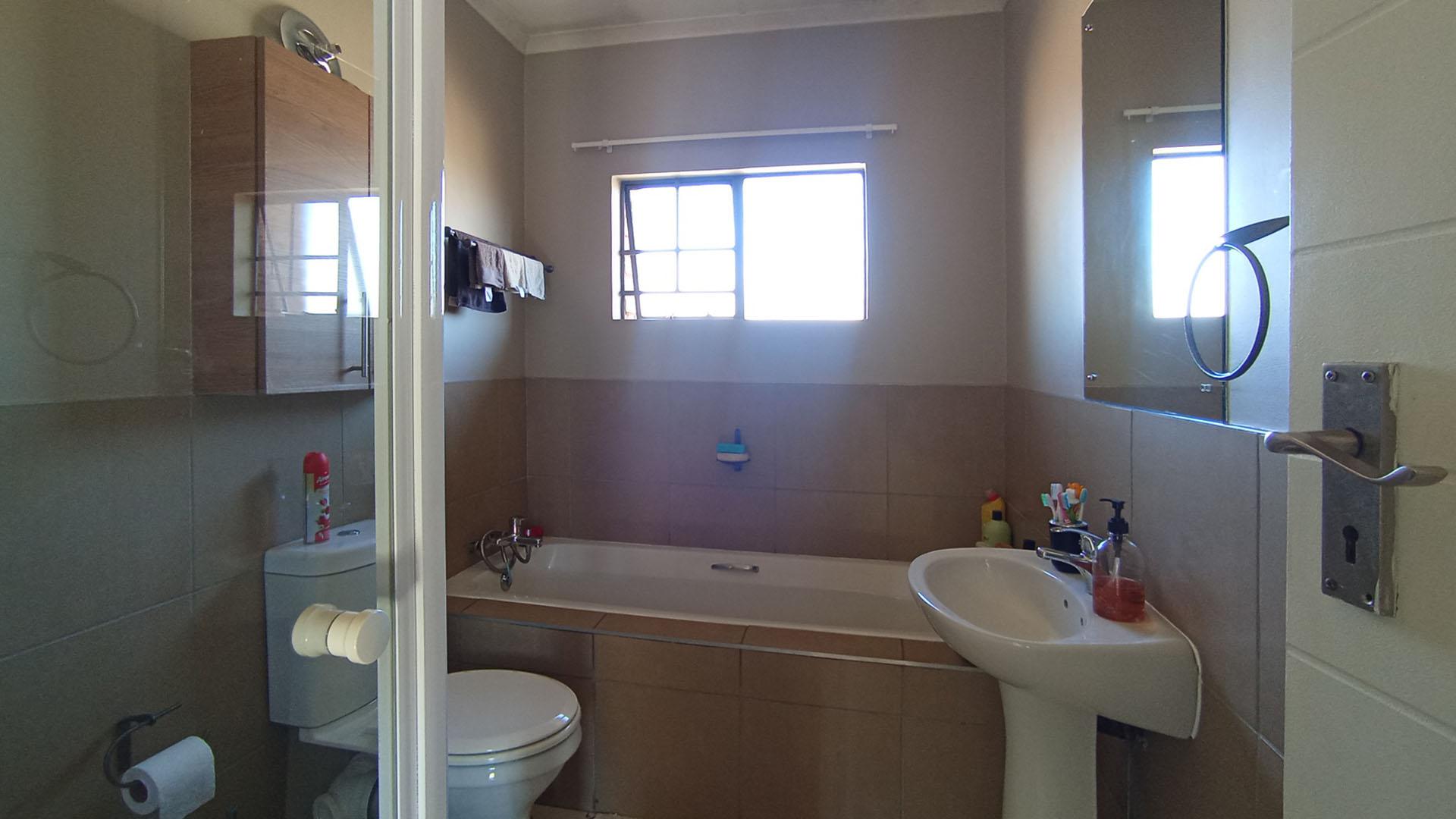 Bathroom 1 - 5 square meters of property in Sagewood
