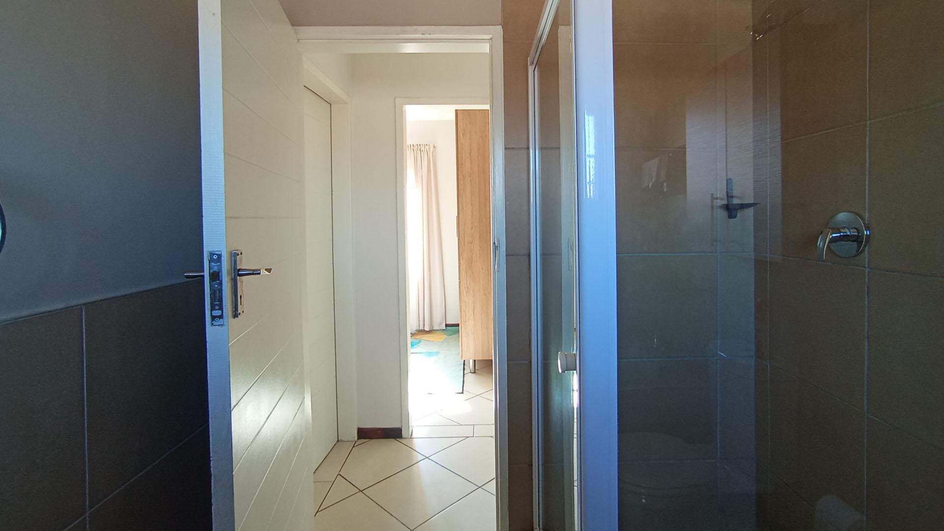 Bathroom 1 - 5 square meters of property in Sagewood