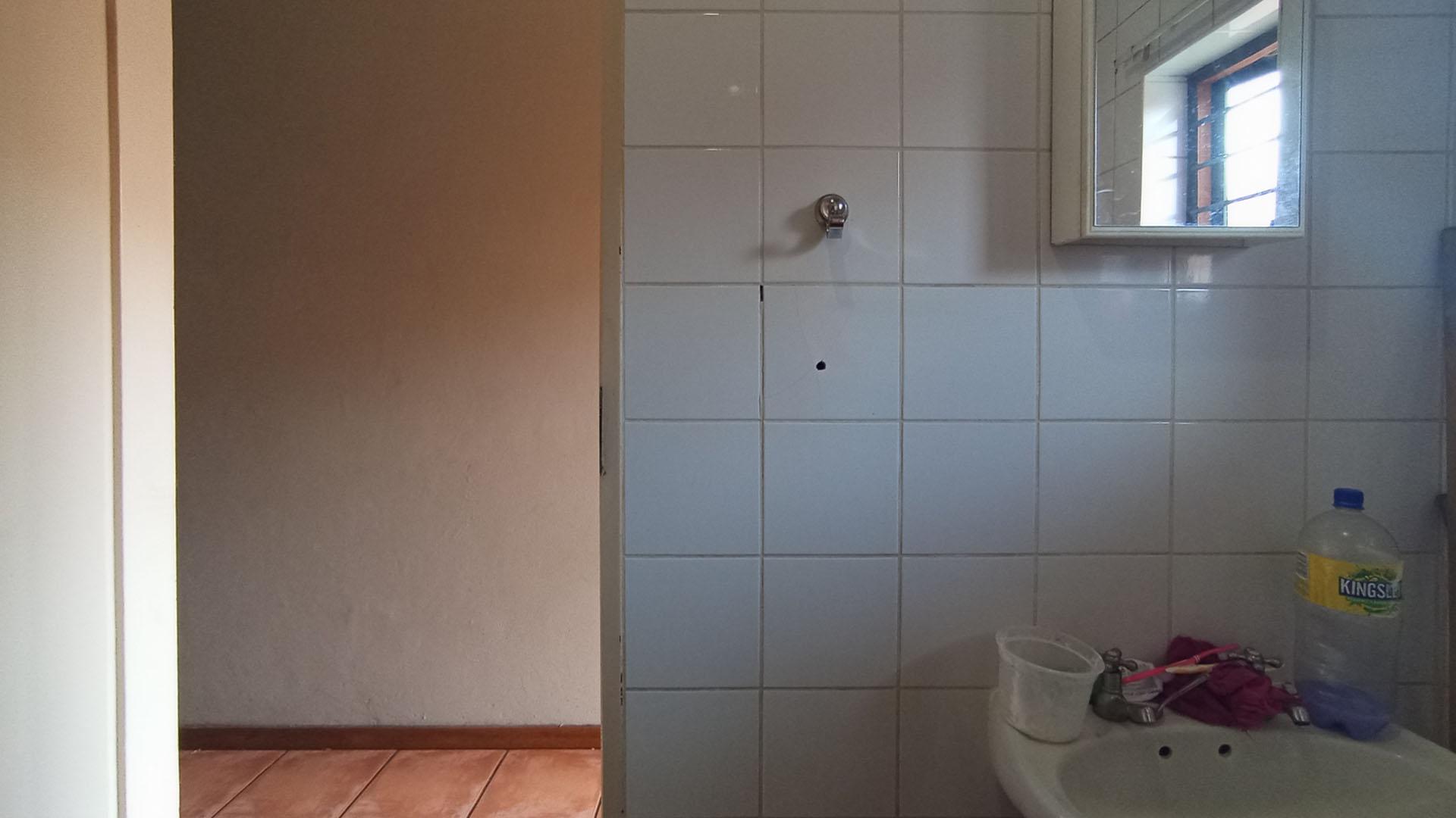 Bathroom 1 - 5 square meters of property in Riviera