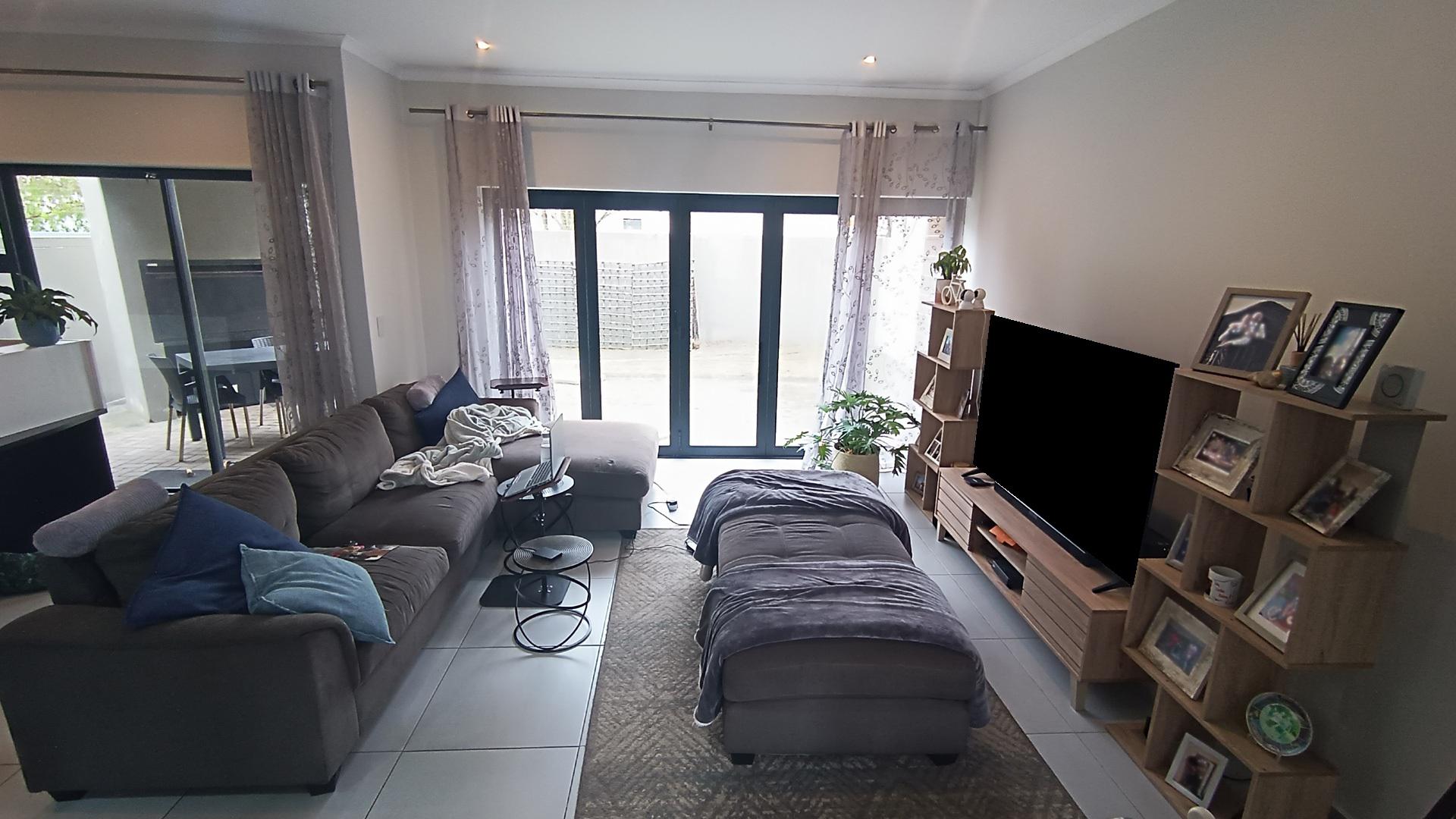 Lounges - 24 square meters of property in Parklands