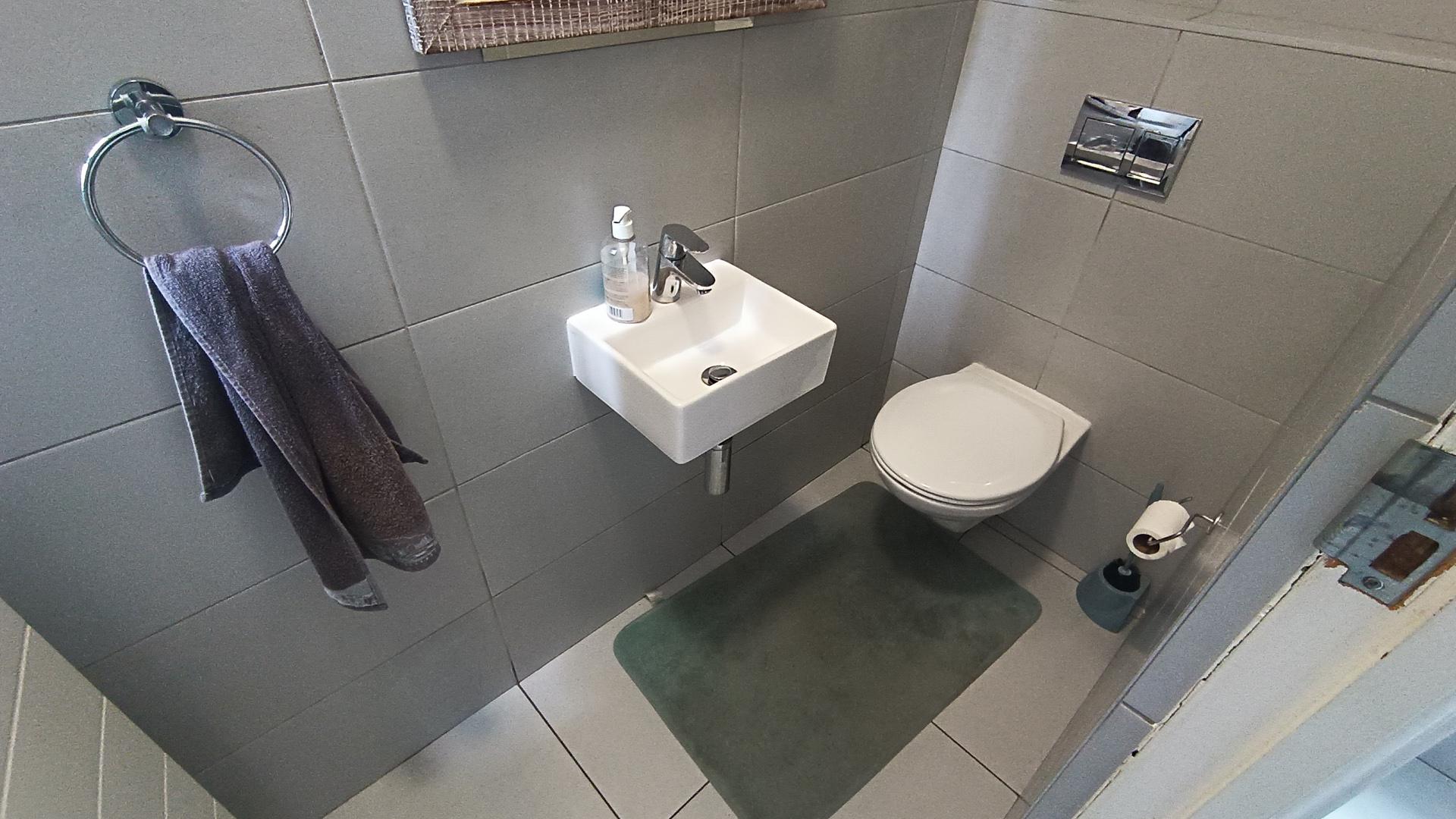 Guest Toilet - 2 square meters of property in Parklands