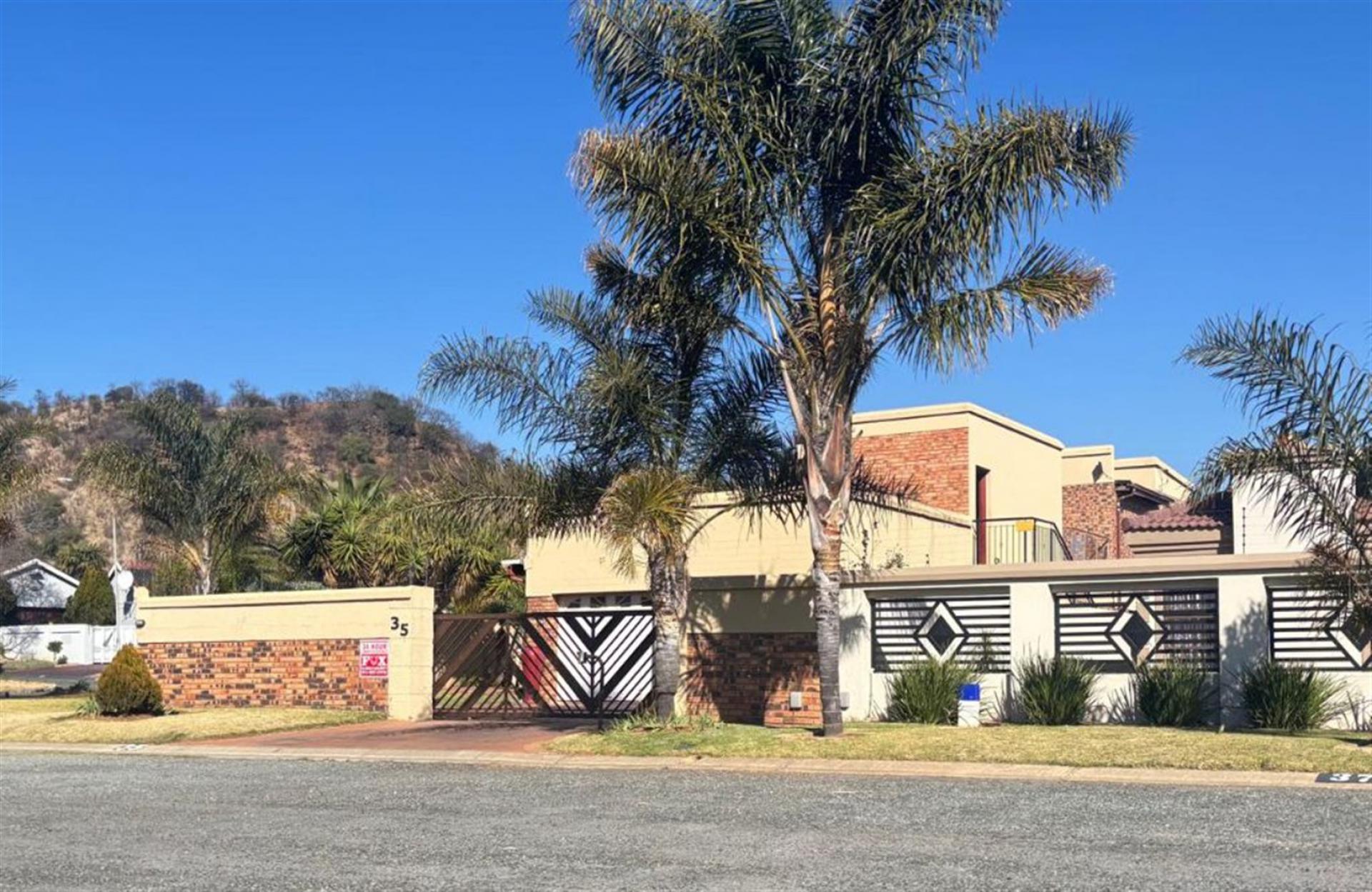 Front View of property in Suideroord