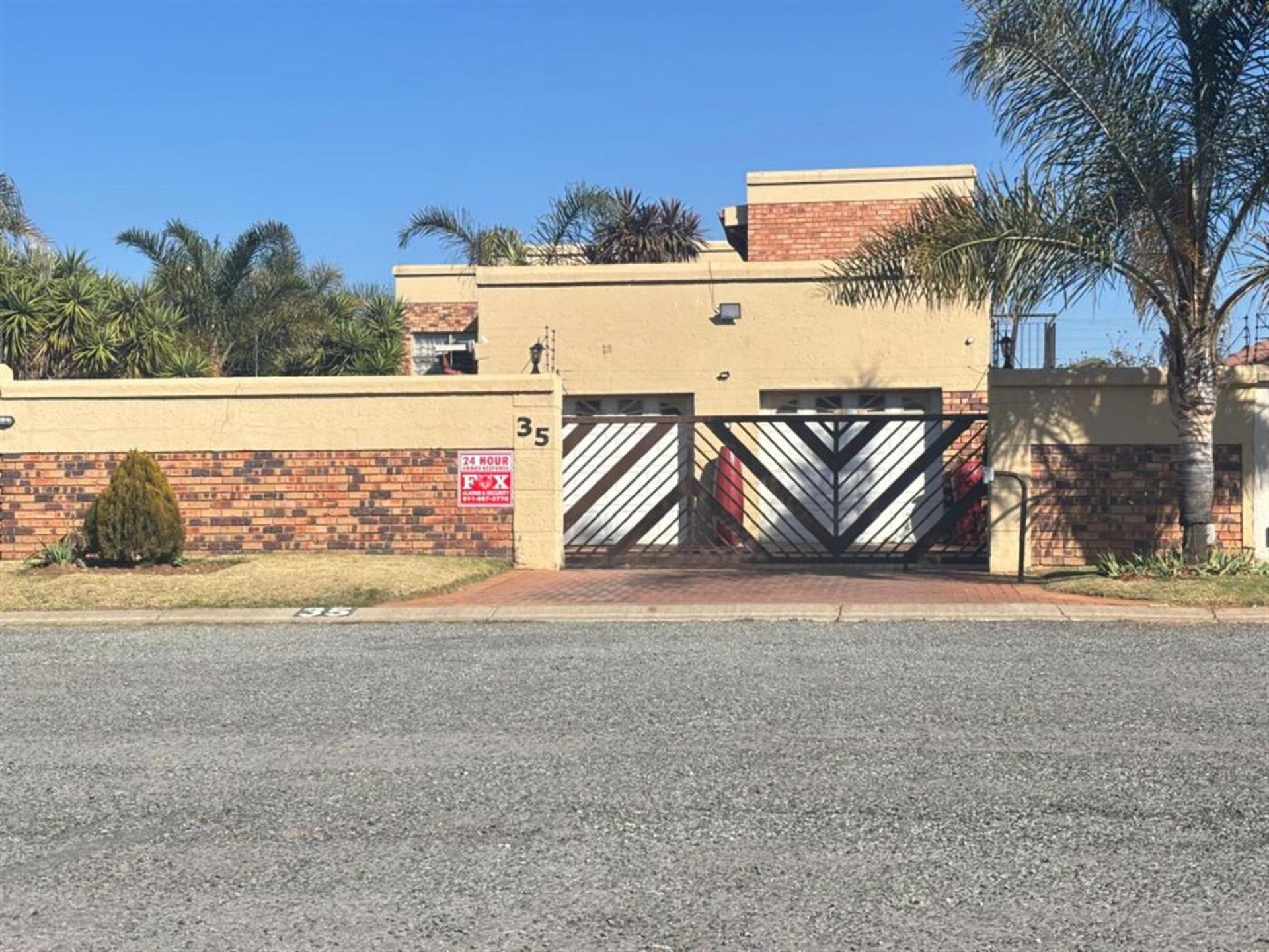 Front View of property in Suideroord
